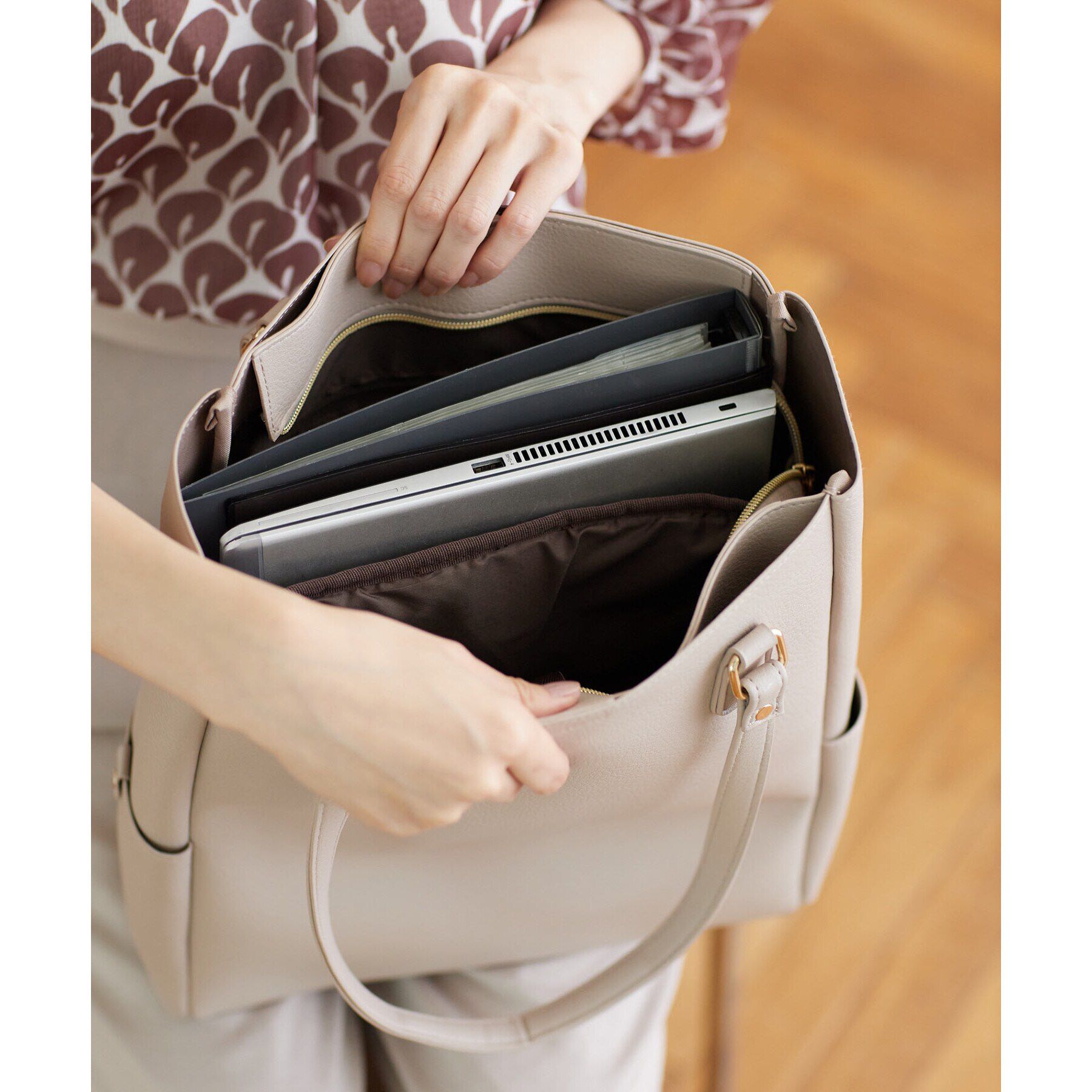 Reflect「【コートの上からでも肩掛けしやすい！パソコン収納可／WEB限定カラーあり】&rsquo;24秋冬 毎日バッグ」|トートバッグ|