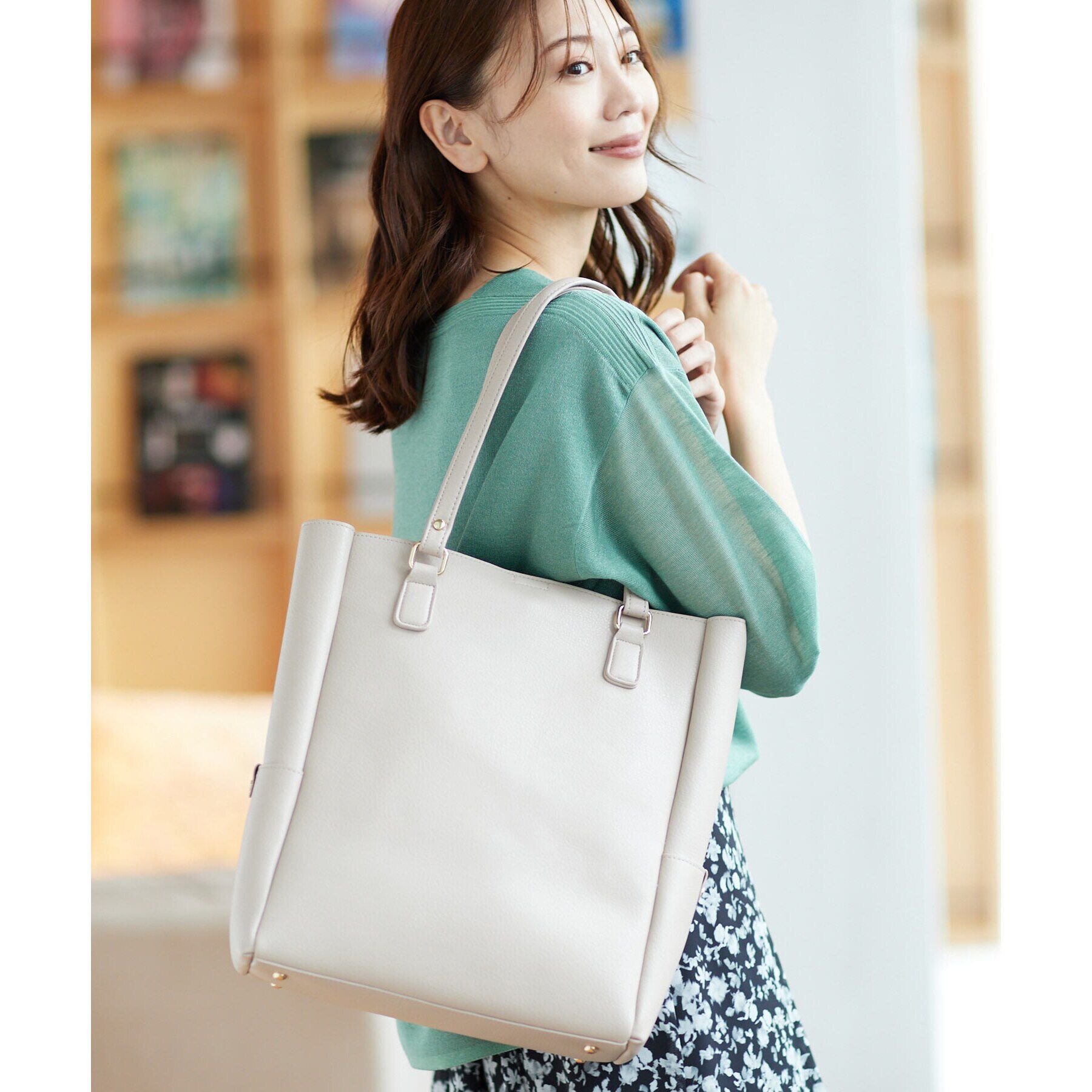 Reflect「【コートの上からでも肩掛けしやすい！パソコン収納可／WEB限定カラーあり】&rsquo;24秋冬 毎日バッグ」|トートバッグ|ライトベージュ(05