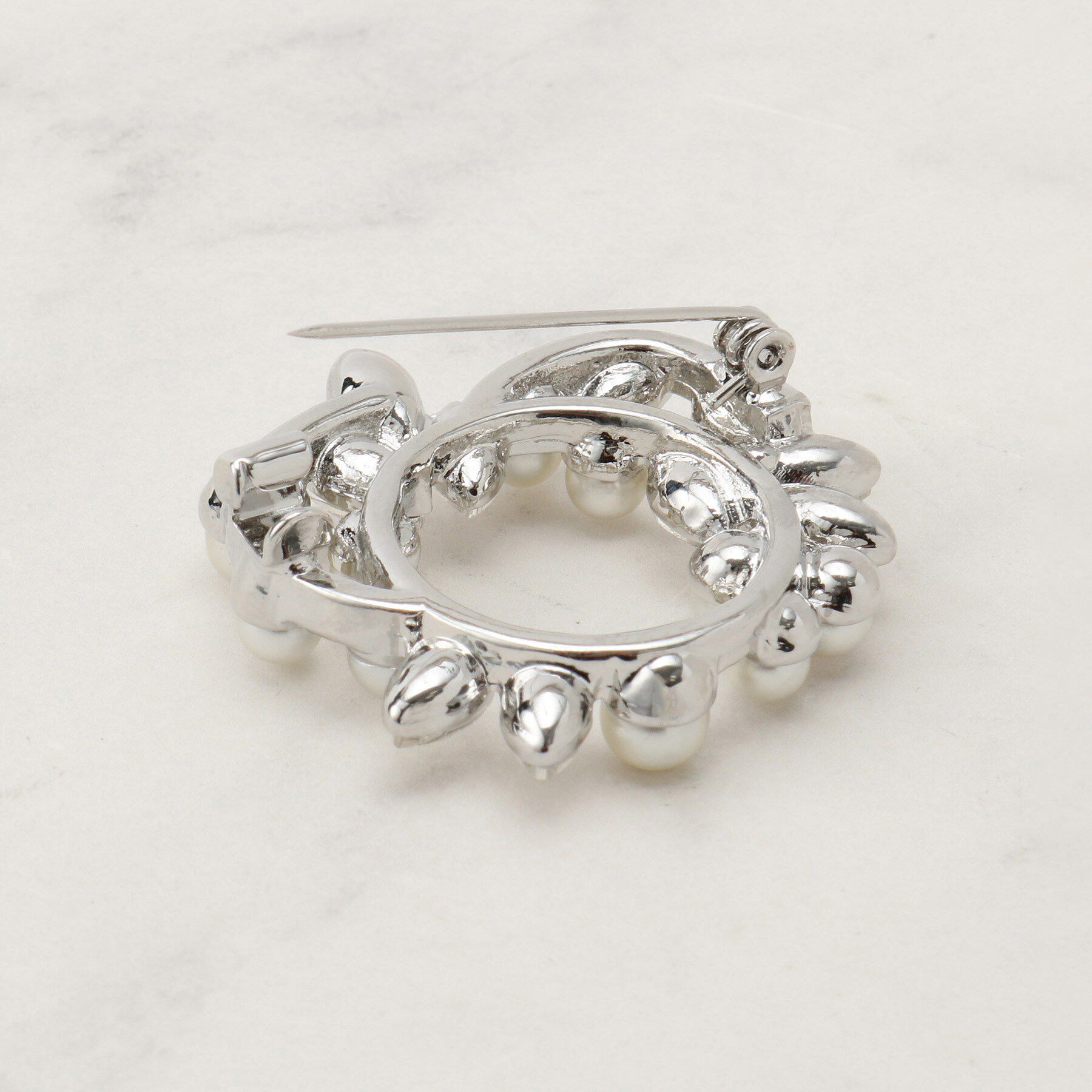 grove「リーフビジューパール調ブローチ」|ブローチ・コサージュ|