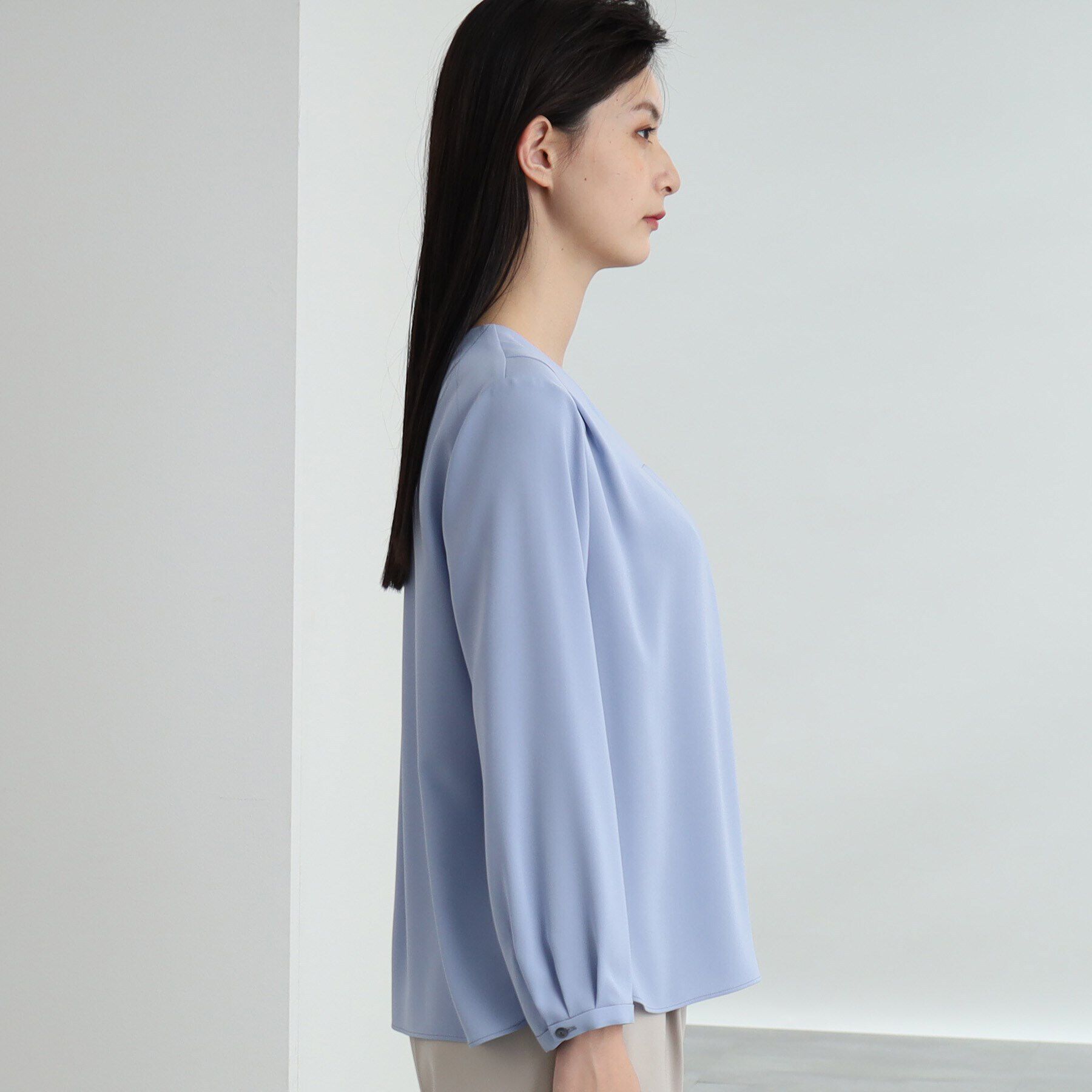 INDIVI「【洗える/通勤/UV/吸水速乾】Vネックブラウス」|シャツ・ブラウス|