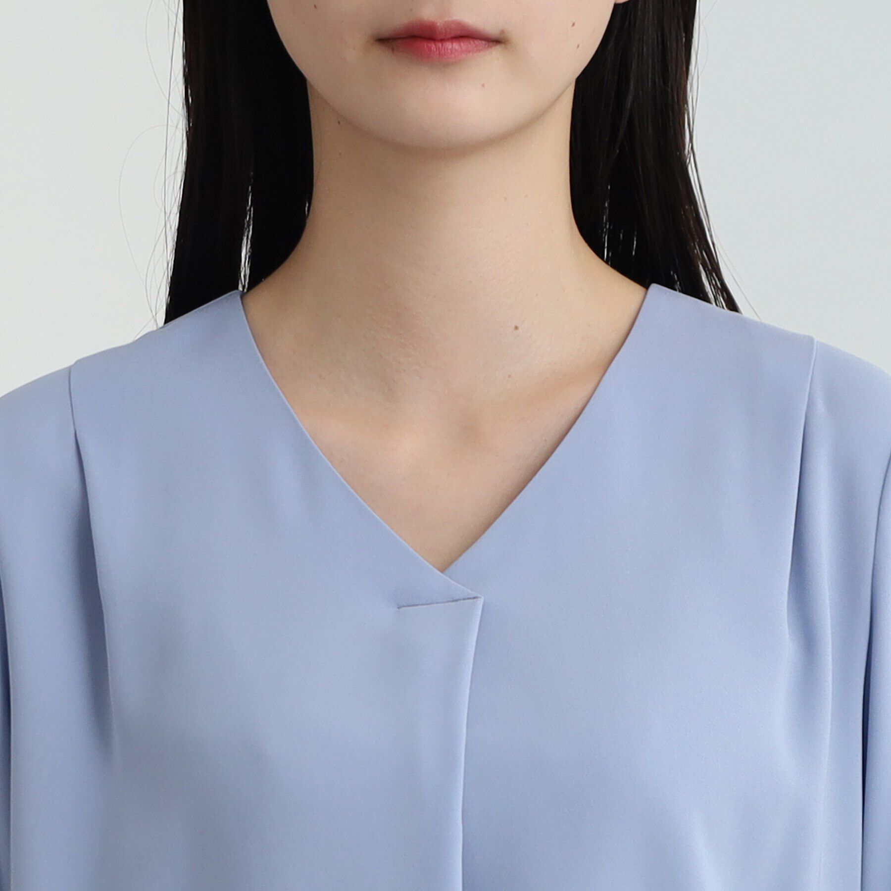 INDIVI「【洗える/通勤/UV/吸水速乾】Vネックブラウス」|シャツ・ブラウス|