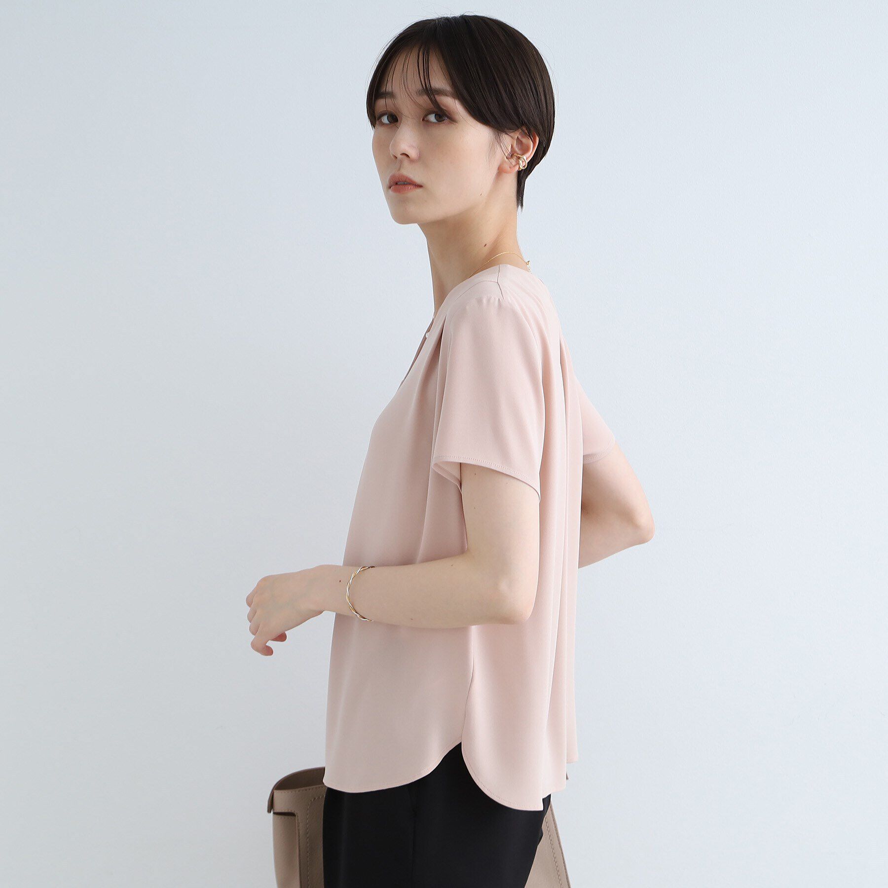 INDIVI「【通勤に最適！/洗える/UVケア】Vネックタックデザインブラウス」|シャツ・ブラウス|