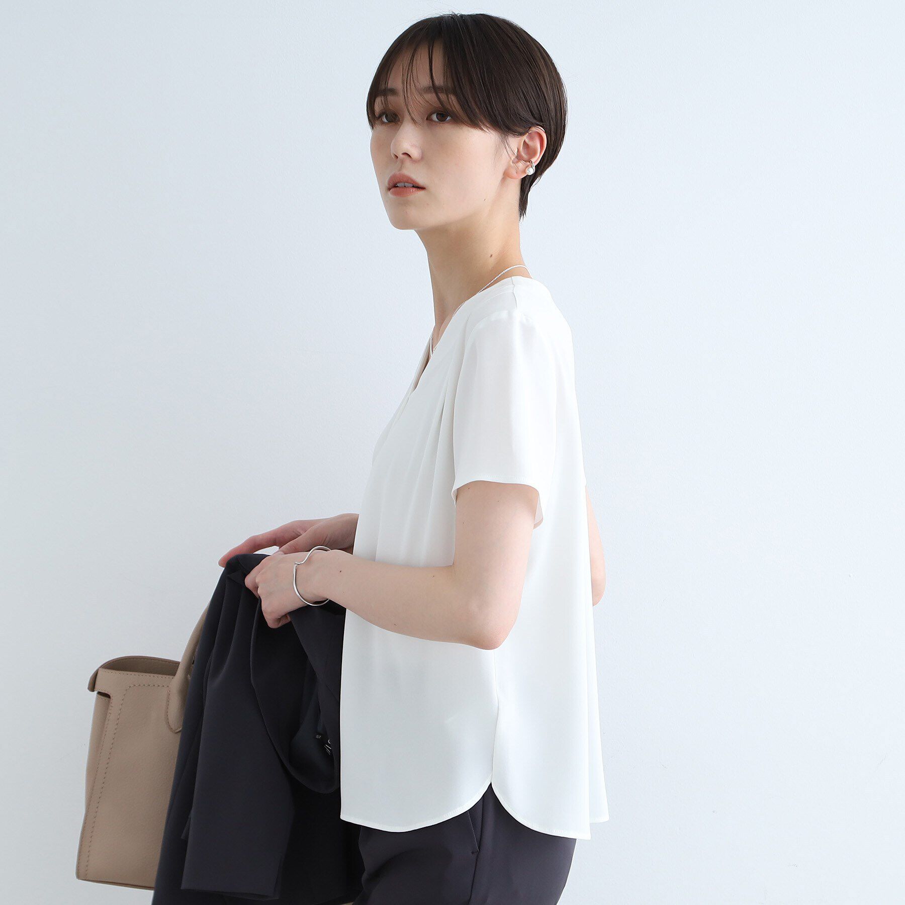 INDIVI「【通勤に最適！/洗える/UVケア】Vネックタックデザインブラウス」|シャツ・ブラウス|