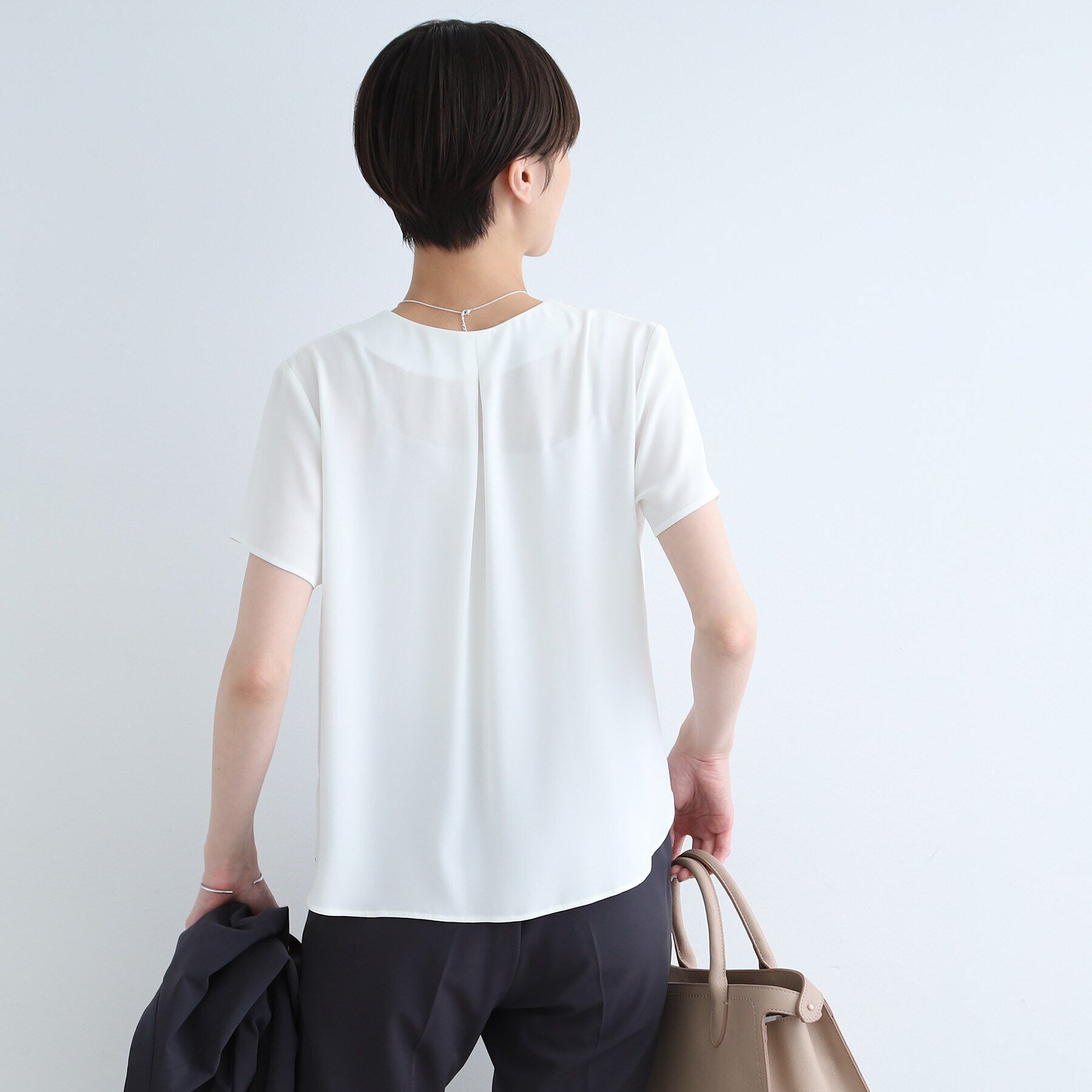 INDIVI「【通勤に最適！/洗える/UVケア】Vネックタックデザインブラウス」|シャツ・ブラウス|