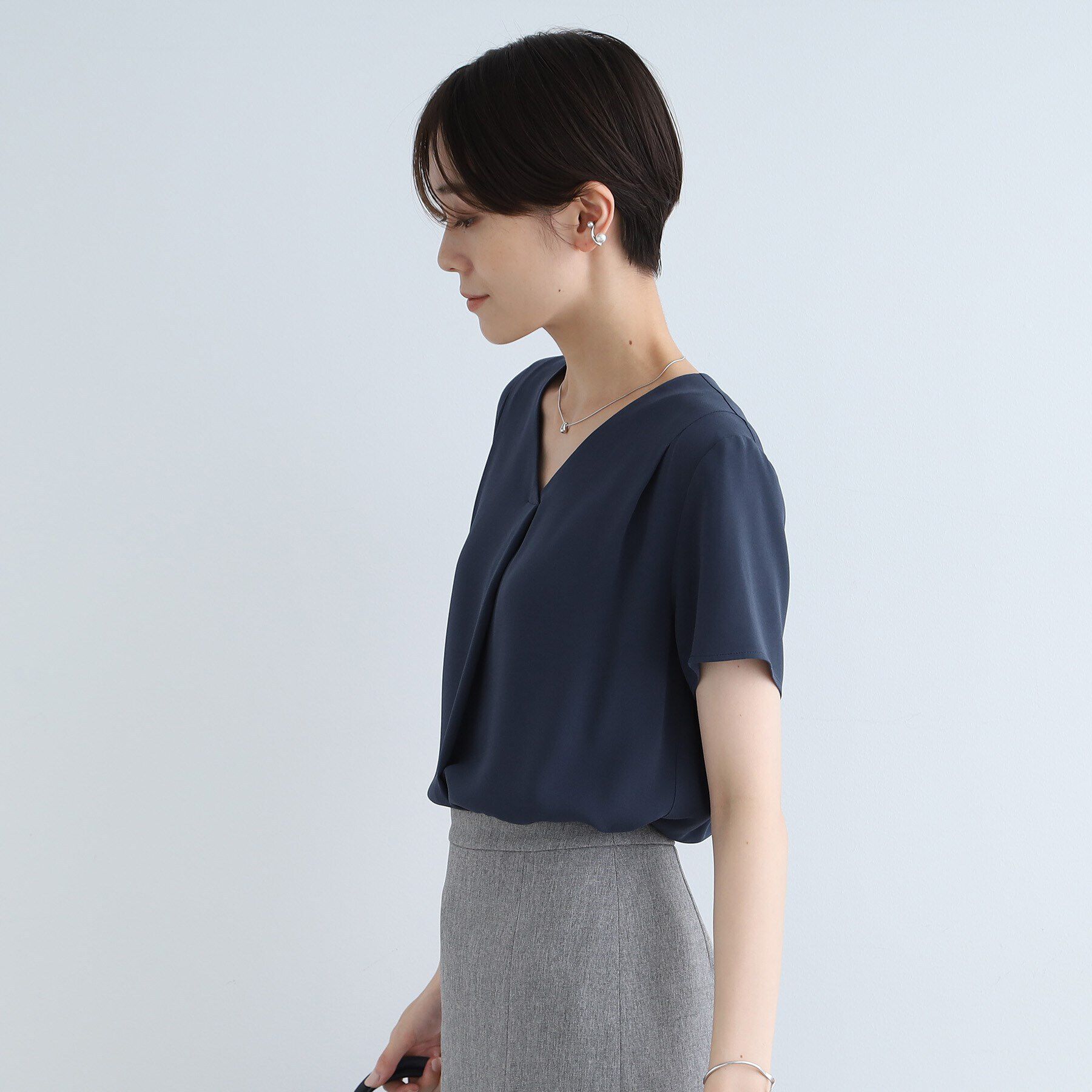 INDIVI「【通勤に最適！/洗える/UVケア】Vネックタックデザインブラウス」|シャツ・ブラウス|