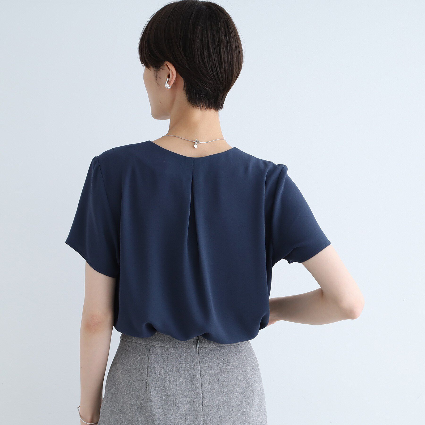 INDIVI「【通勤に最適！/洗える/UVケア】Vネックタックデザインブラウス」|シャツ・ブラウス|