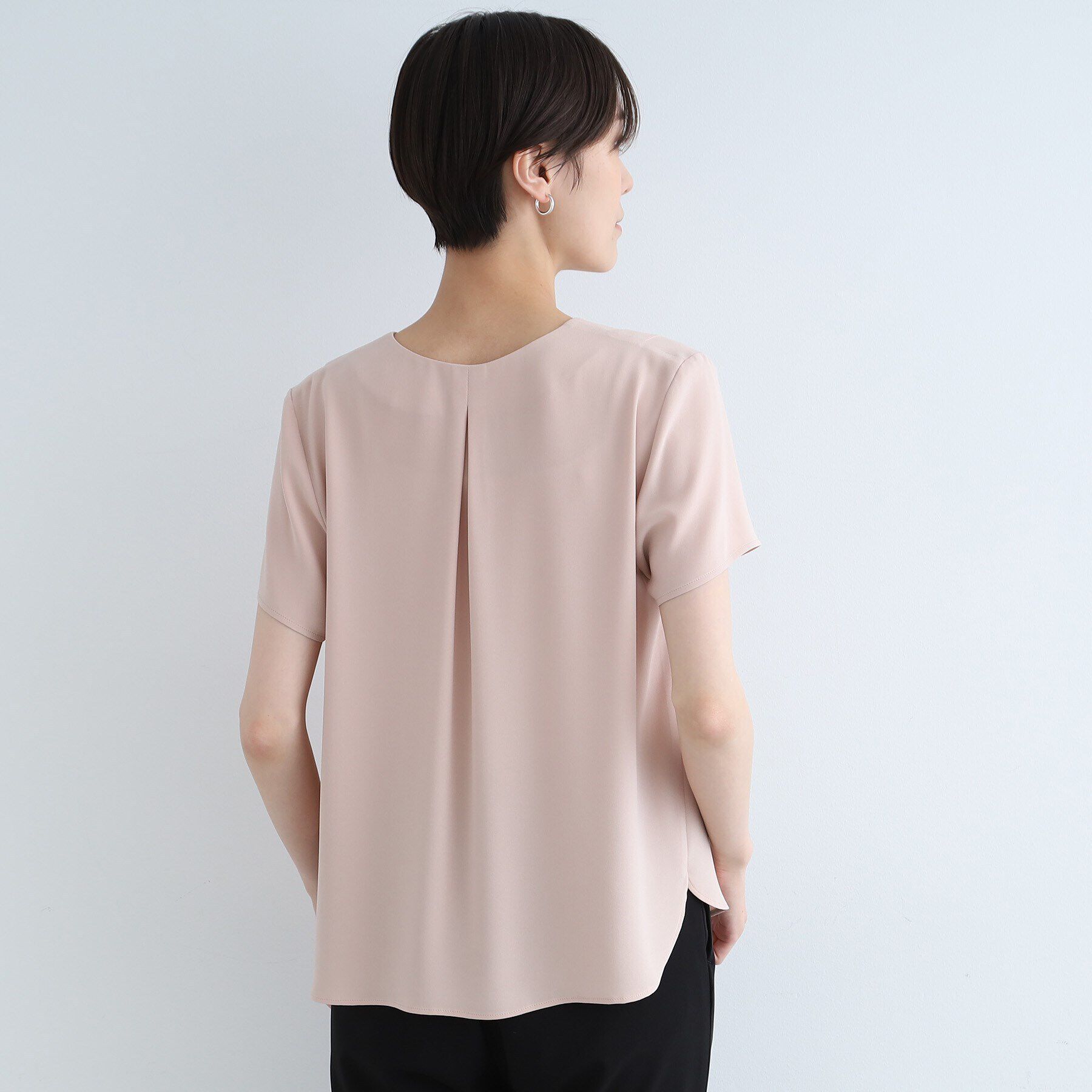 INDIVI「【通勤に最適！/洗える/UVケア】Vネックタックデザインブラウス」|シャツ・ブラウス|