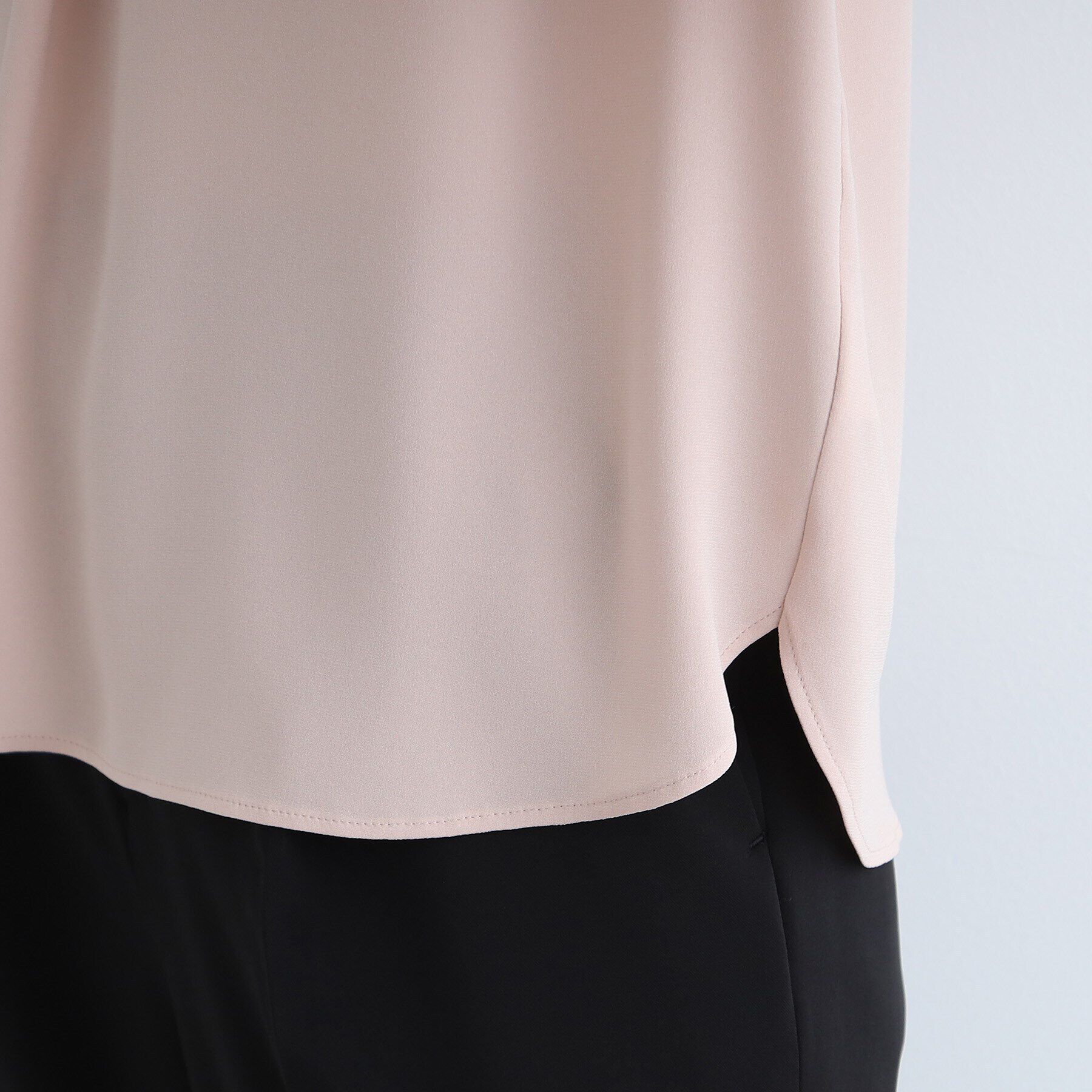 INDIVI「【通勤に最適！/洗える/UVケア】Vネックタックデザインブラウス」|シャツ・ブラウス|