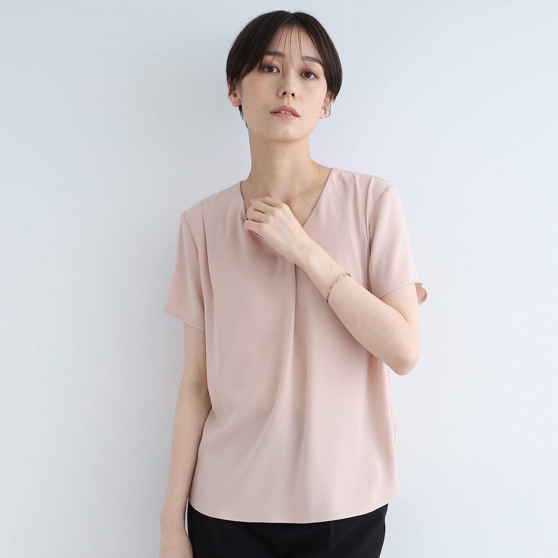 INDIVI「【通勤に最適！/洗える/UVケア】Vネックタックデザインブラウス」|シャツ・ブラウス|