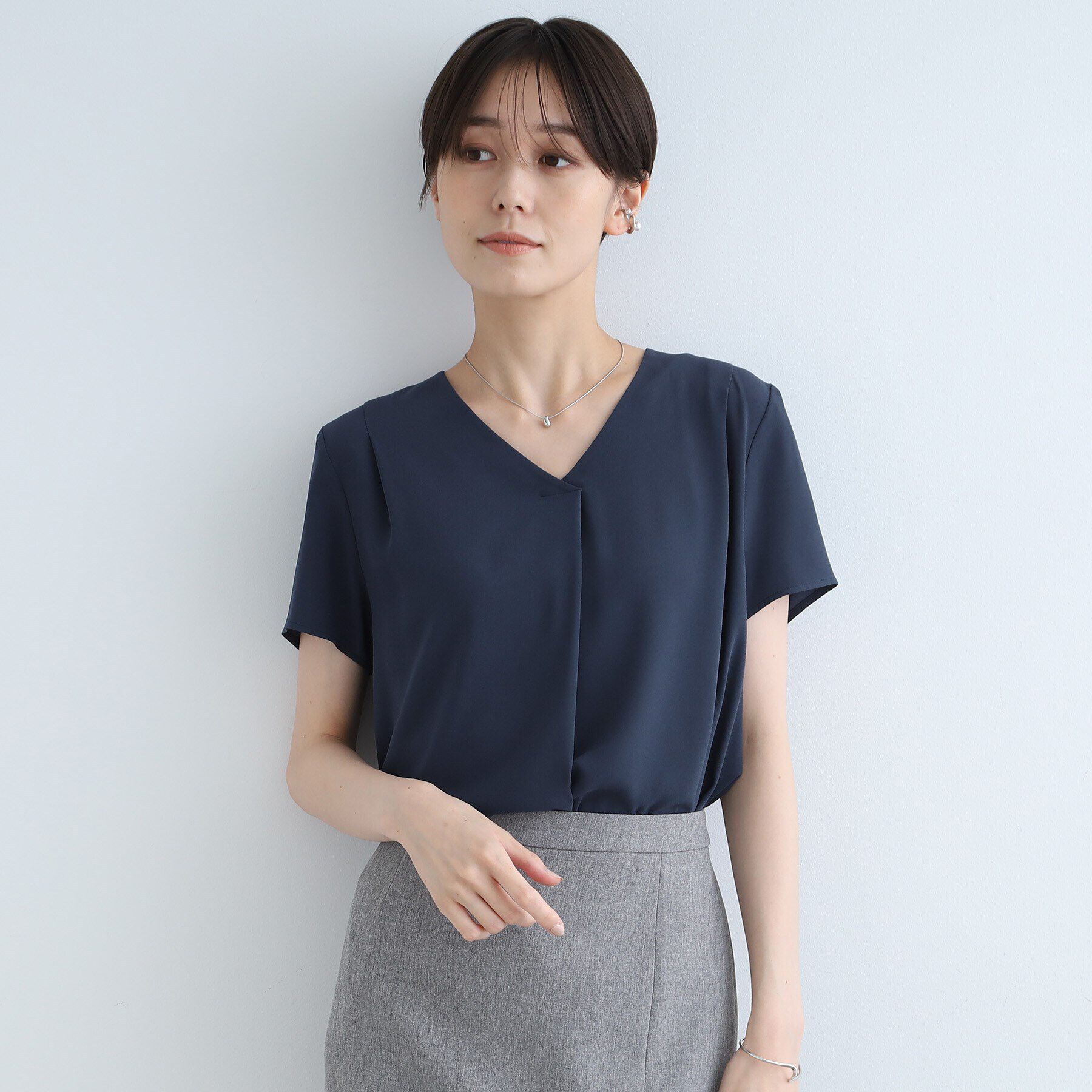 INDIVI「【通勤に最適！/洗える/UVケア】Vネックタックデザインブラウス」|シャツ・ブラウス|ネイビー(093)
