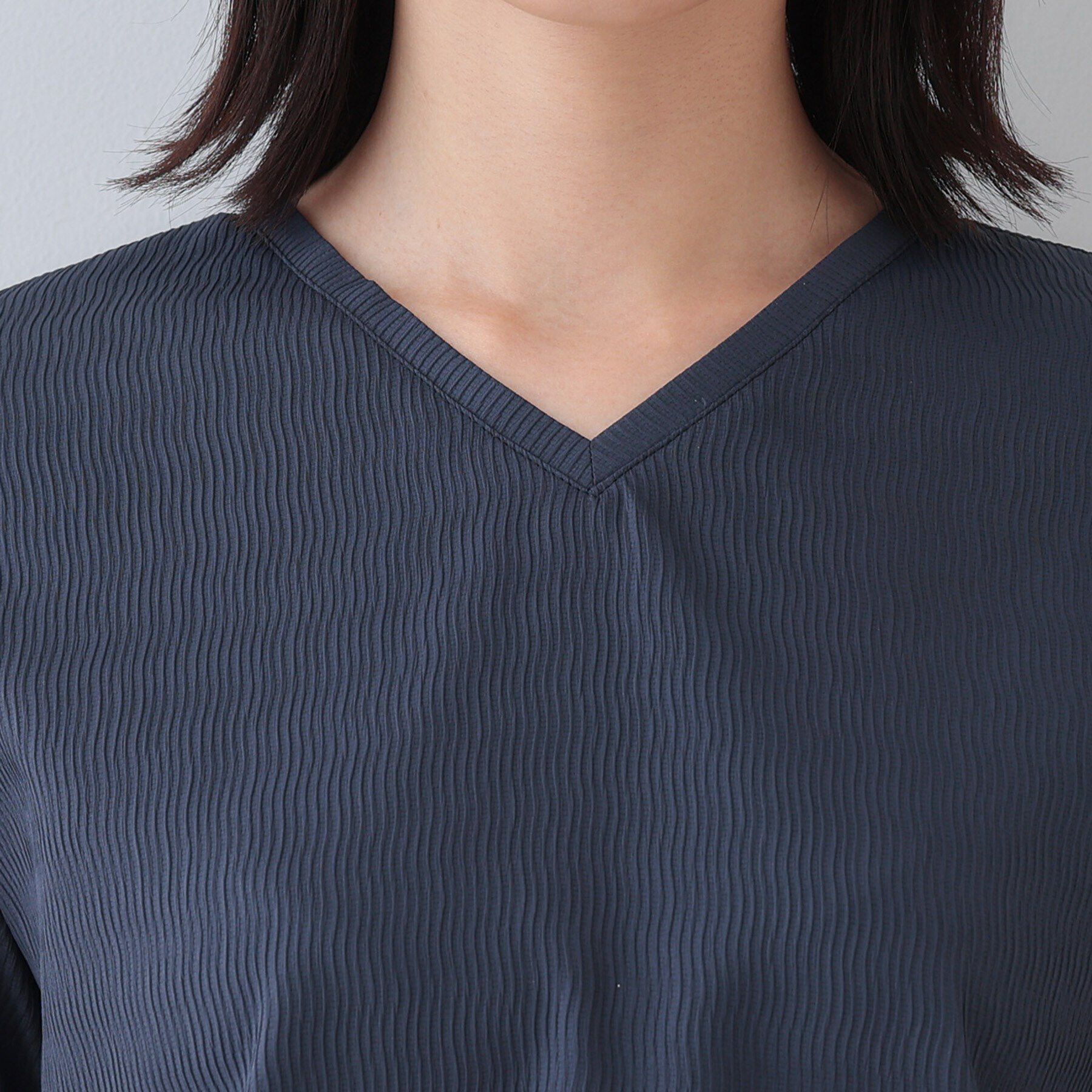 INDIVI「【洗える／凹凸素材】シンプルVネックブラウス」|シャツ・ブラウス|