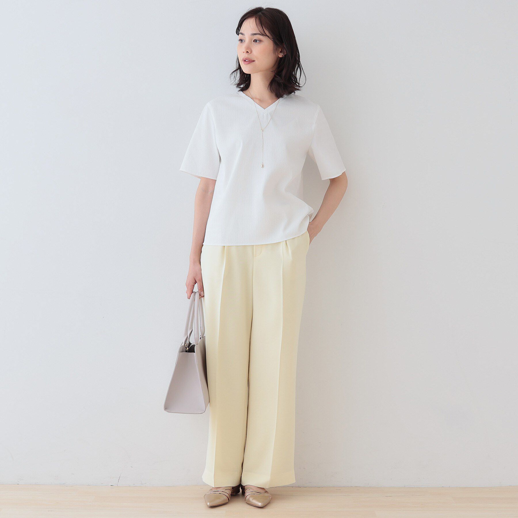 INDIVI「【洗える／凹凸素材】シンプルVネックブラウス」|シャツ・ブラウス|