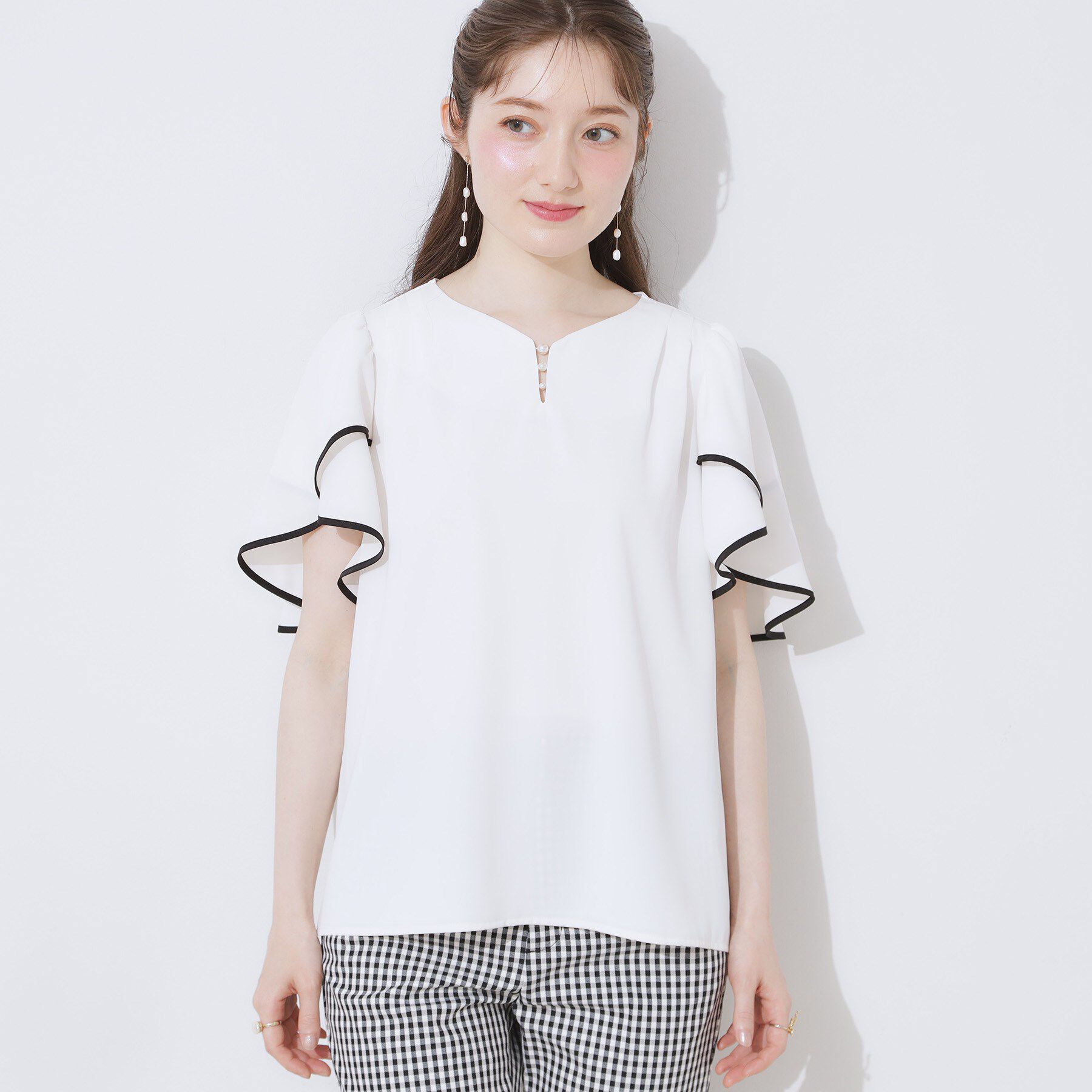 Couture broach「【洗える・通勤】Vネックパール調フレアブラウス」|シャツ・ブラウス|