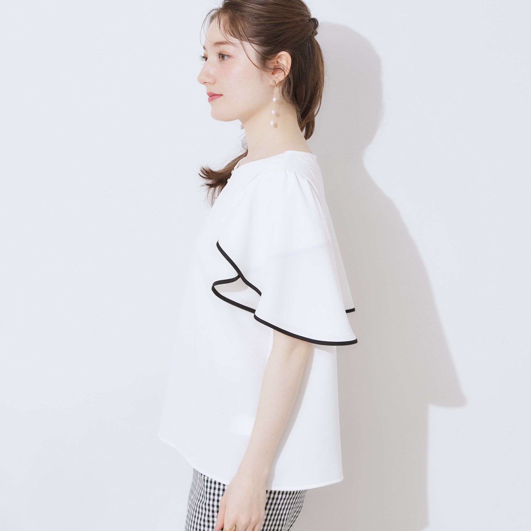 Couture broach「【洗える・通勤】Vネックパール調フレアブラウス」|シャツ・ブラウス|