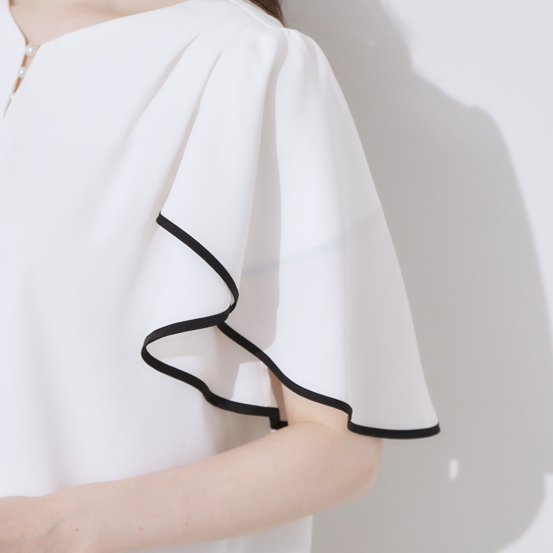 Couture broach「【洗える・通勤】Vネックパール調フレアブラウス」|シャツ・ブラウス|