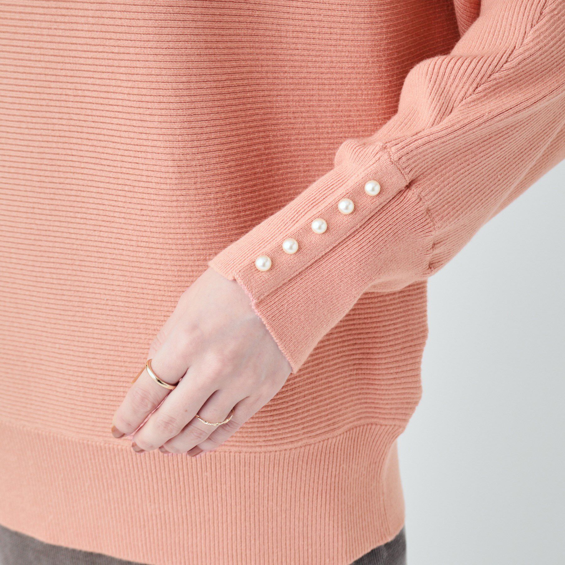 SHOO･LA･RUE「【高レビュー/洗える】優しく上品に リブドルマン お袖フェイクパールニット」|ニット・セーター|