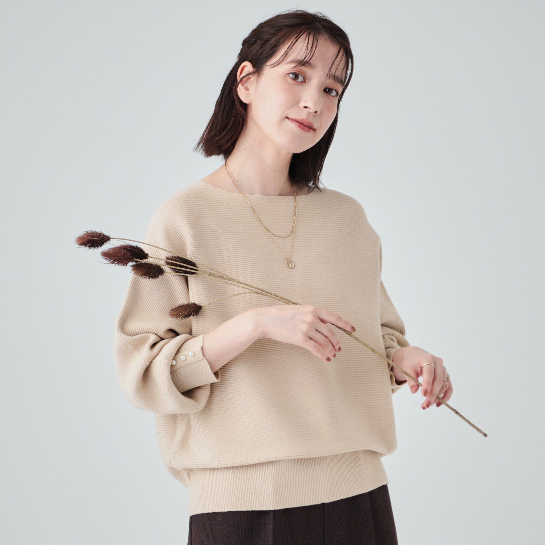 SHOO･LA･RUE「【高レビュー/洗える】優しく上品に リブドルマン お袖フェイクパールニット」|ニット・セーター|ライトベージュ(05