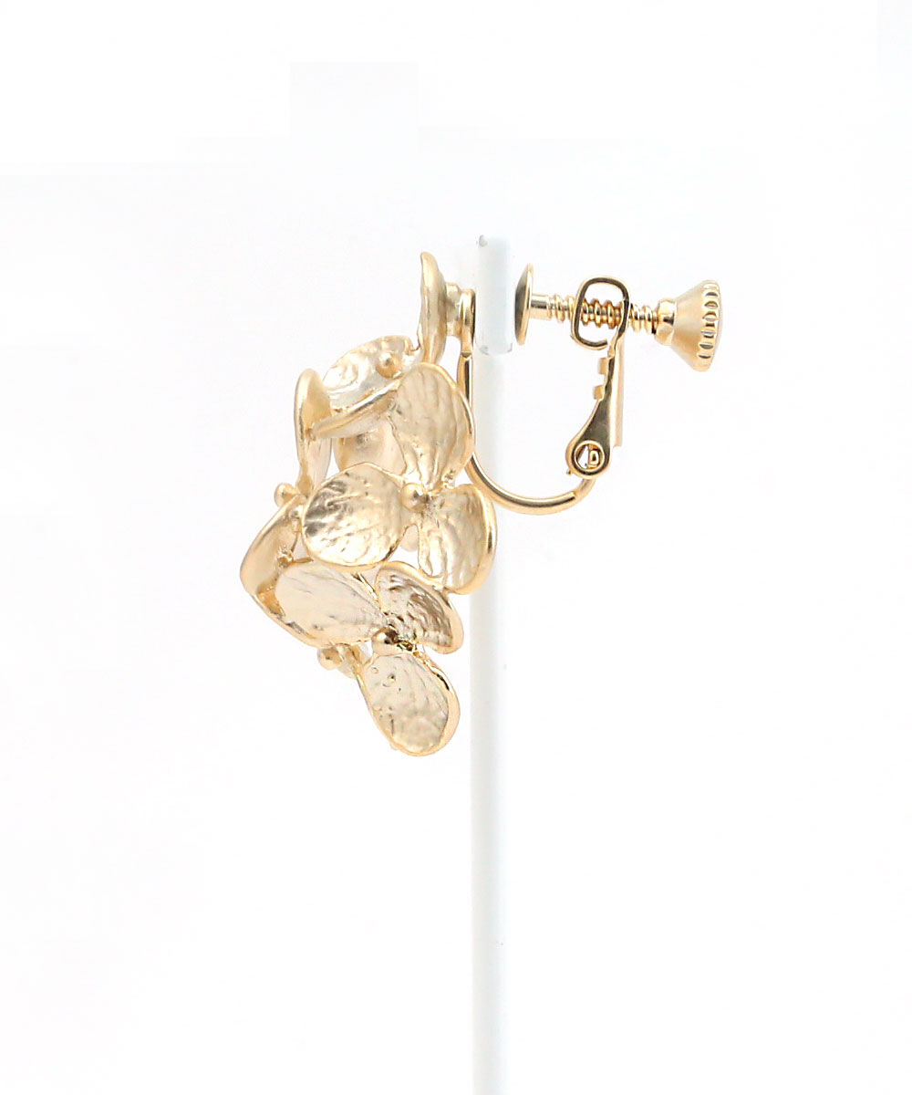 colleca la「メタルフラワーイヤリング」|イヤリング|