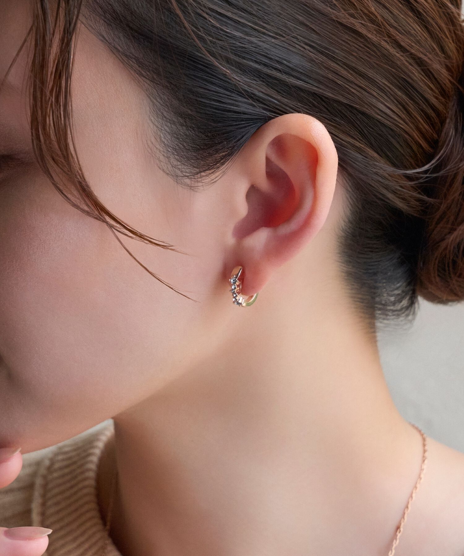 Phoebe「【金属アレルギー対応/痛くないシリーズ】ビジューループフィットイヤリング　シャンパンゴールド」|イヤリング|