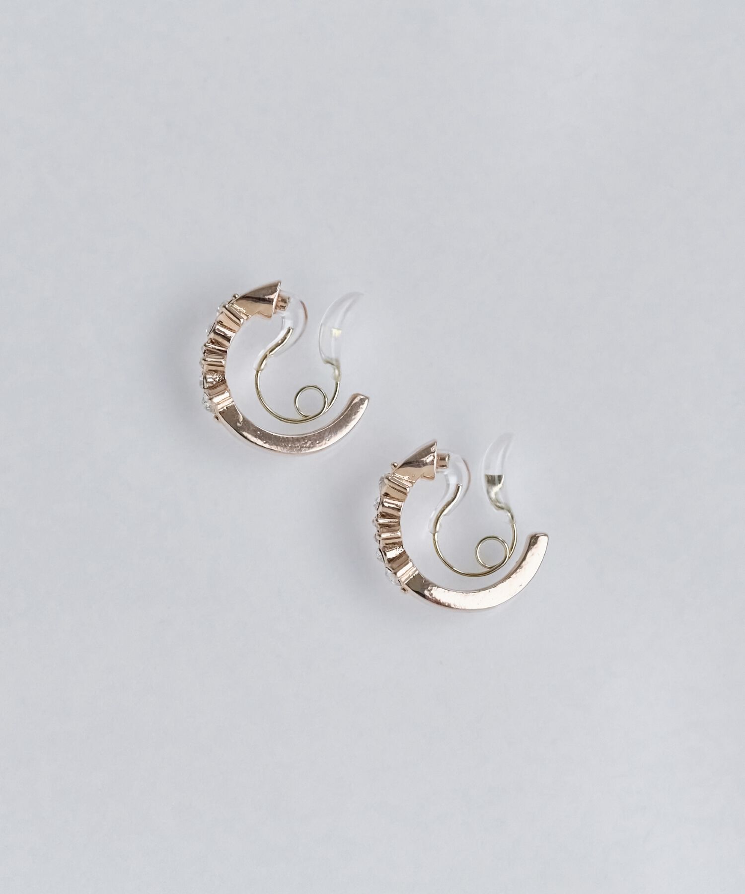 Phoebe「【金属アレルギー対応/痛くないシリーズ】ビジューループフィットイヤリング　シャンパンゴールド」|イヤリング|