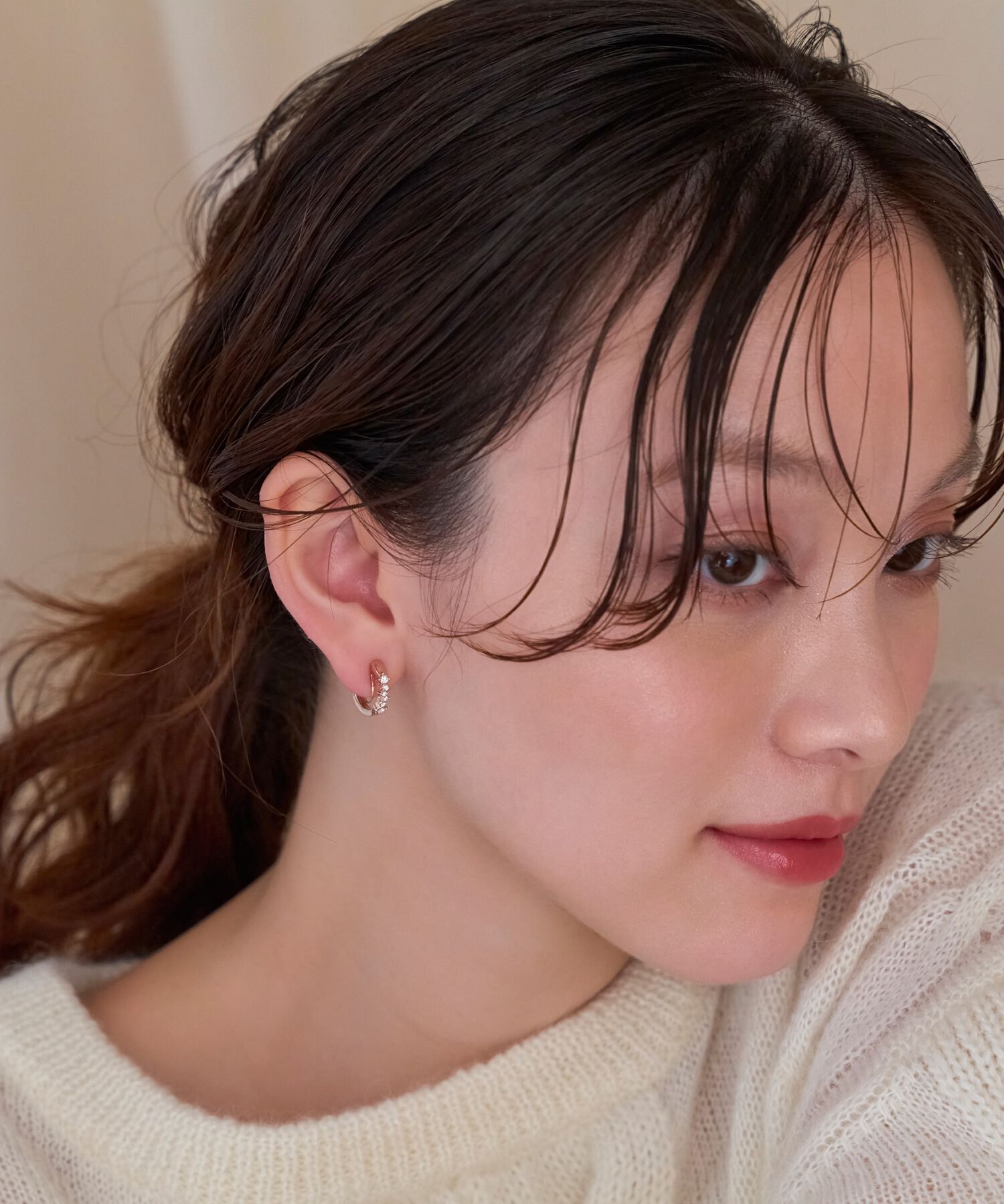 Phoebe「【金属アレルギー対応/痛くないシリーズ】ビジューループフィットイヤリング　シャンパンゴールド」|イヤリング|