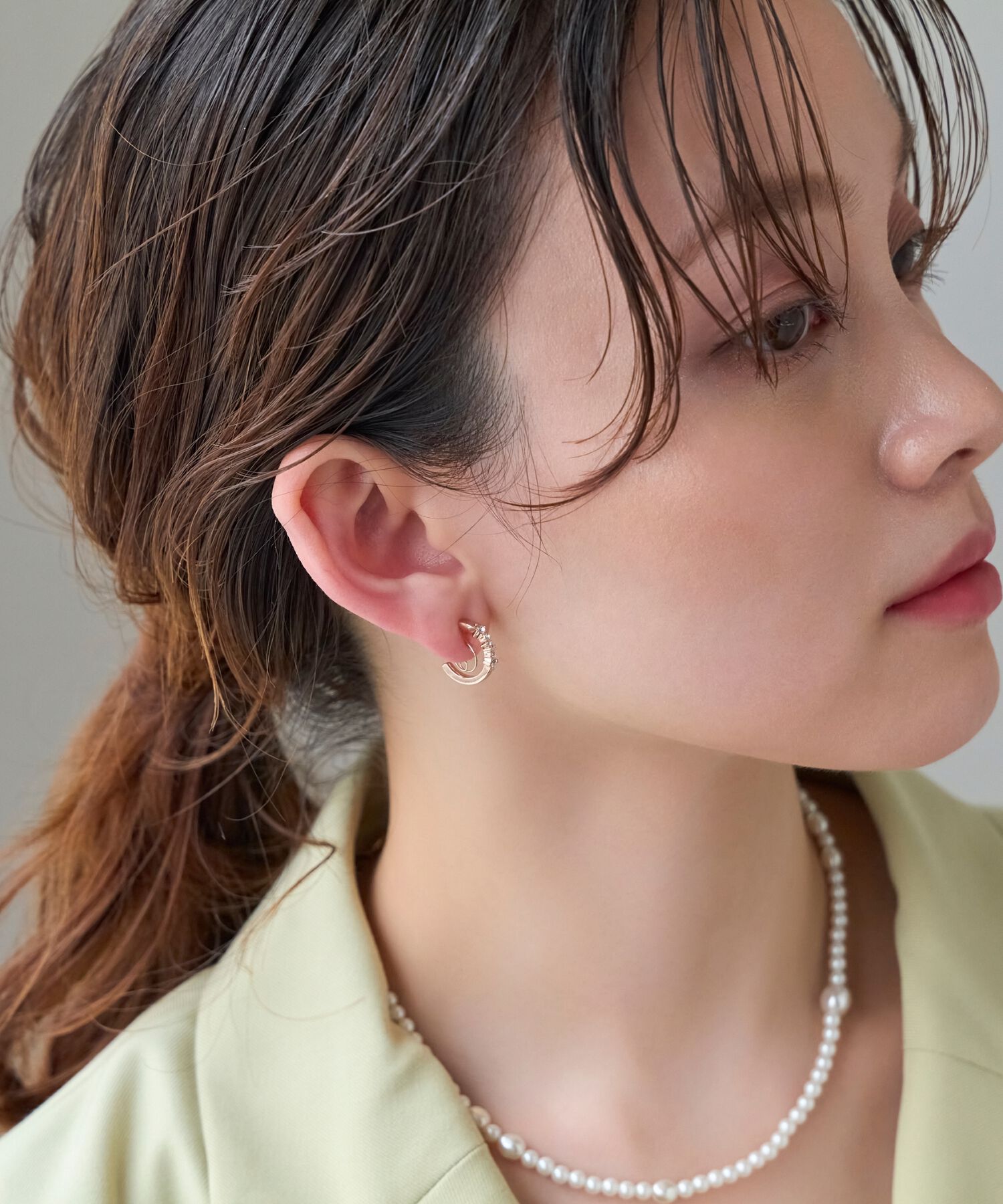 Phoebe「【金属アレルギー対応/痛くないシリーズ】ビジューループフィットイヤリング　シャンパンゴールド」|イヤリング|