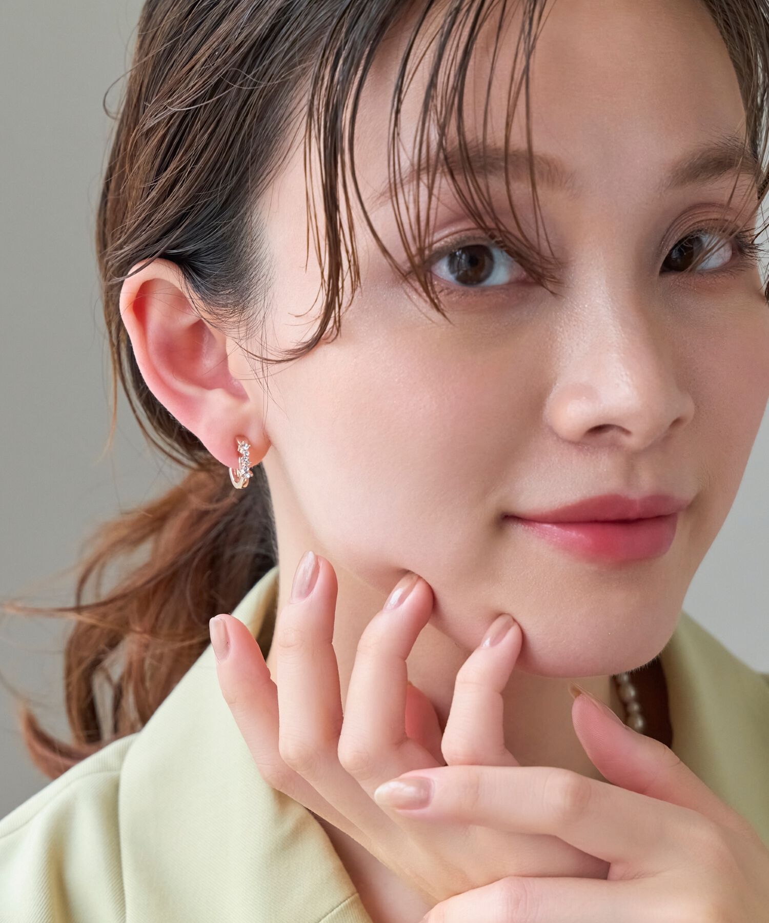 Phoebe「【金属アレルギー対応/痛くないシリーズ】ビジューループフィットイヤリング　シャンパンゴールド」|イヤリング|