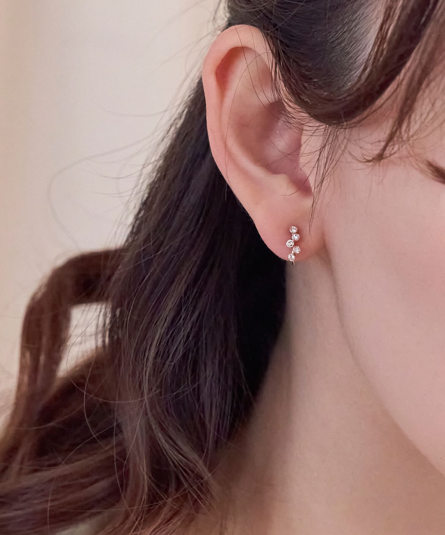 Phoebe「【金属アレルギー対応/痛くないシリーズ】ランダムプチベゼルライトフィットイヤリングシャンパンゴールド」|イヤリング|