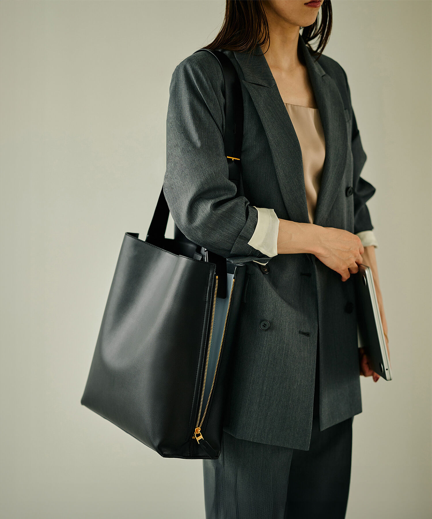 E'POR「【A4対応】【通勤】【E'POR】Y BAG Shoulder Large（サイドジップショルダーバッグ）【WEB限定/一部店舗限」|ショルダー・メッセンジャー|ブラック(01)