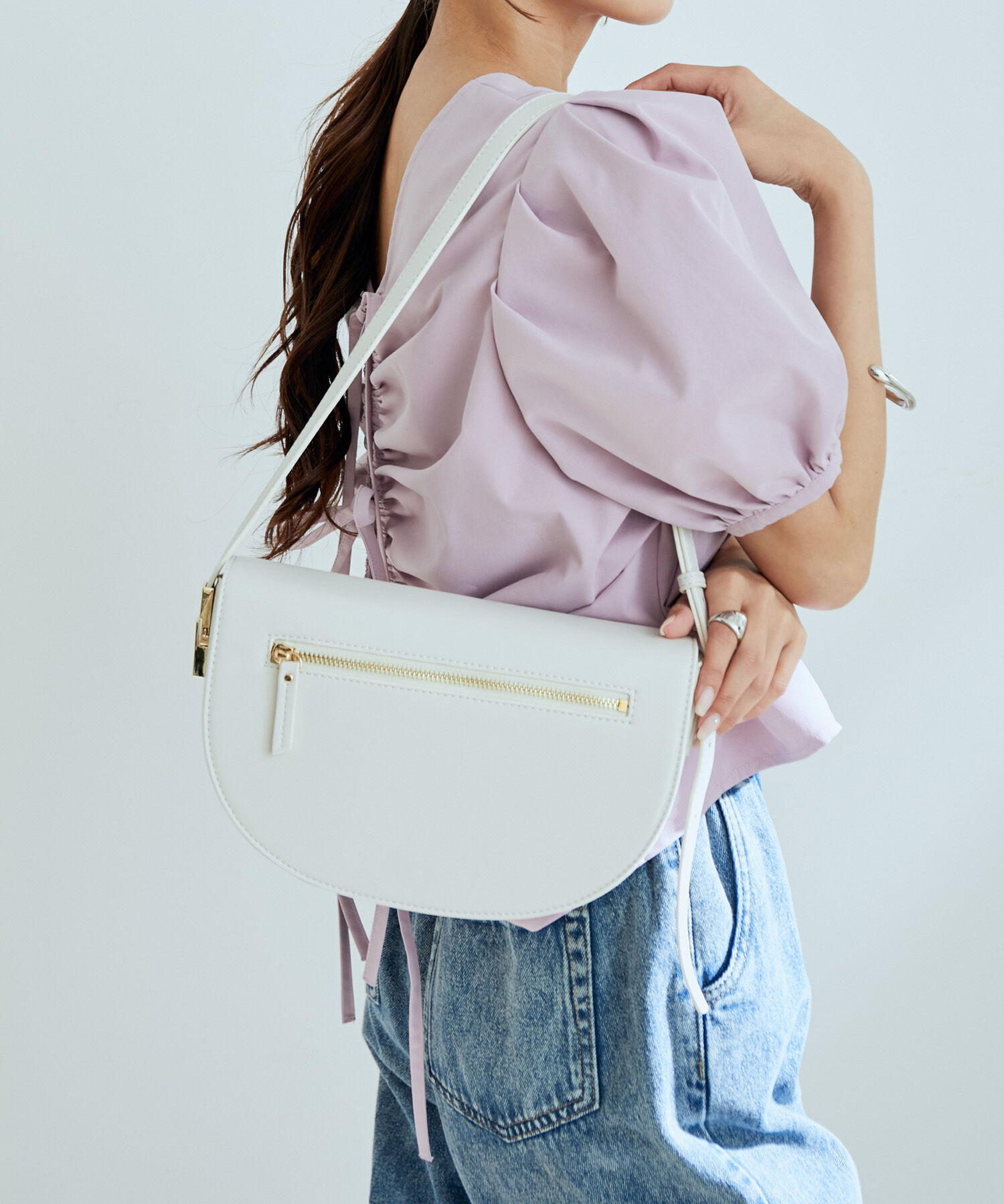 VIS「リサイクルフェイクレザーフロントジップハーフムーンショルダー【sustainable】」|ショルダー・メッセンジャー|