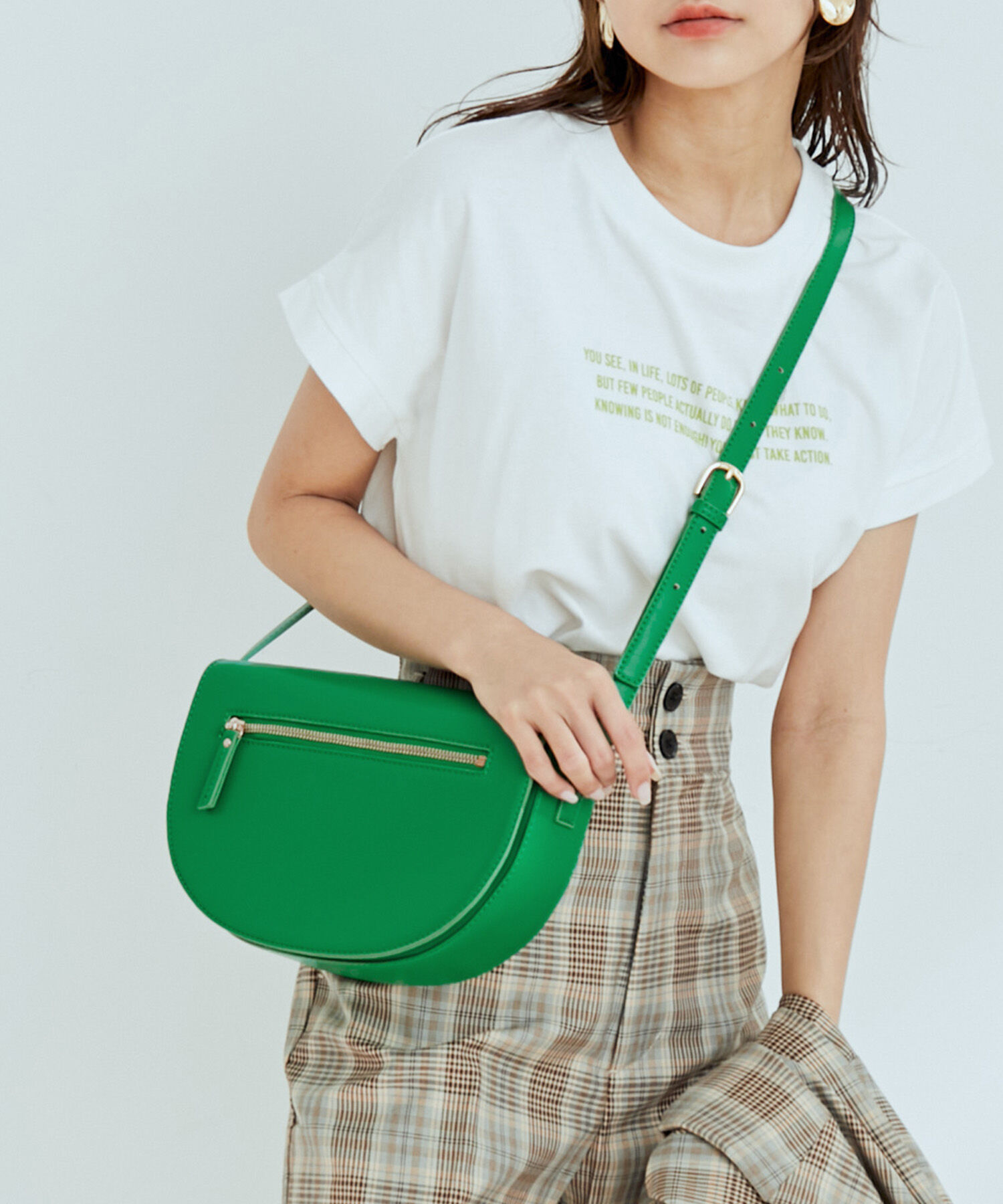 VIS「リサイクルフェイクレザーフロントジップハーフムーンショルダー【sustainable】」|ショルダー・メッセンジャー|グリーン(30)