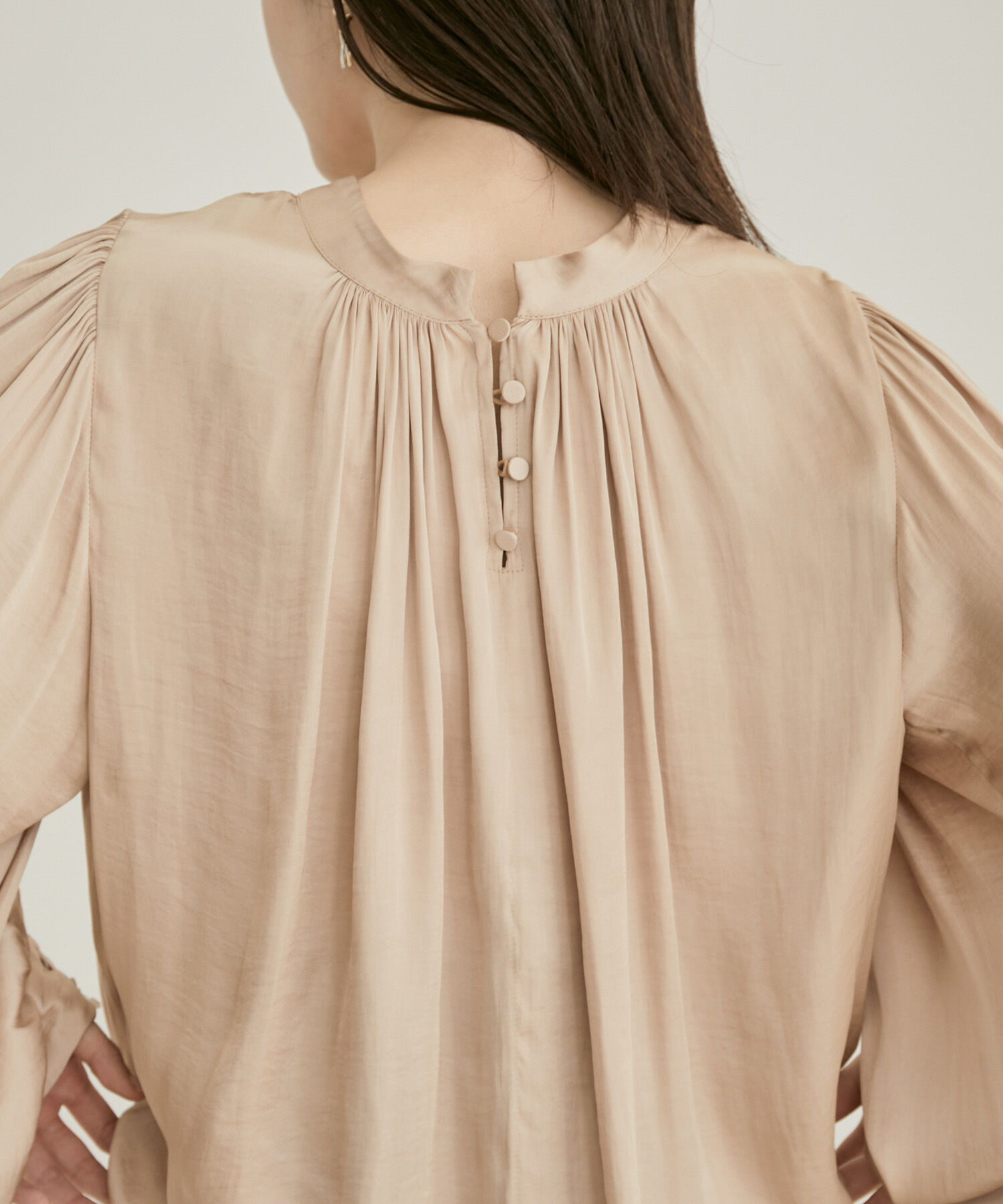 VIS「【洗える】【前後2WAY】サテンギャザースタンドブラウス」|シャツ・ブラウス|