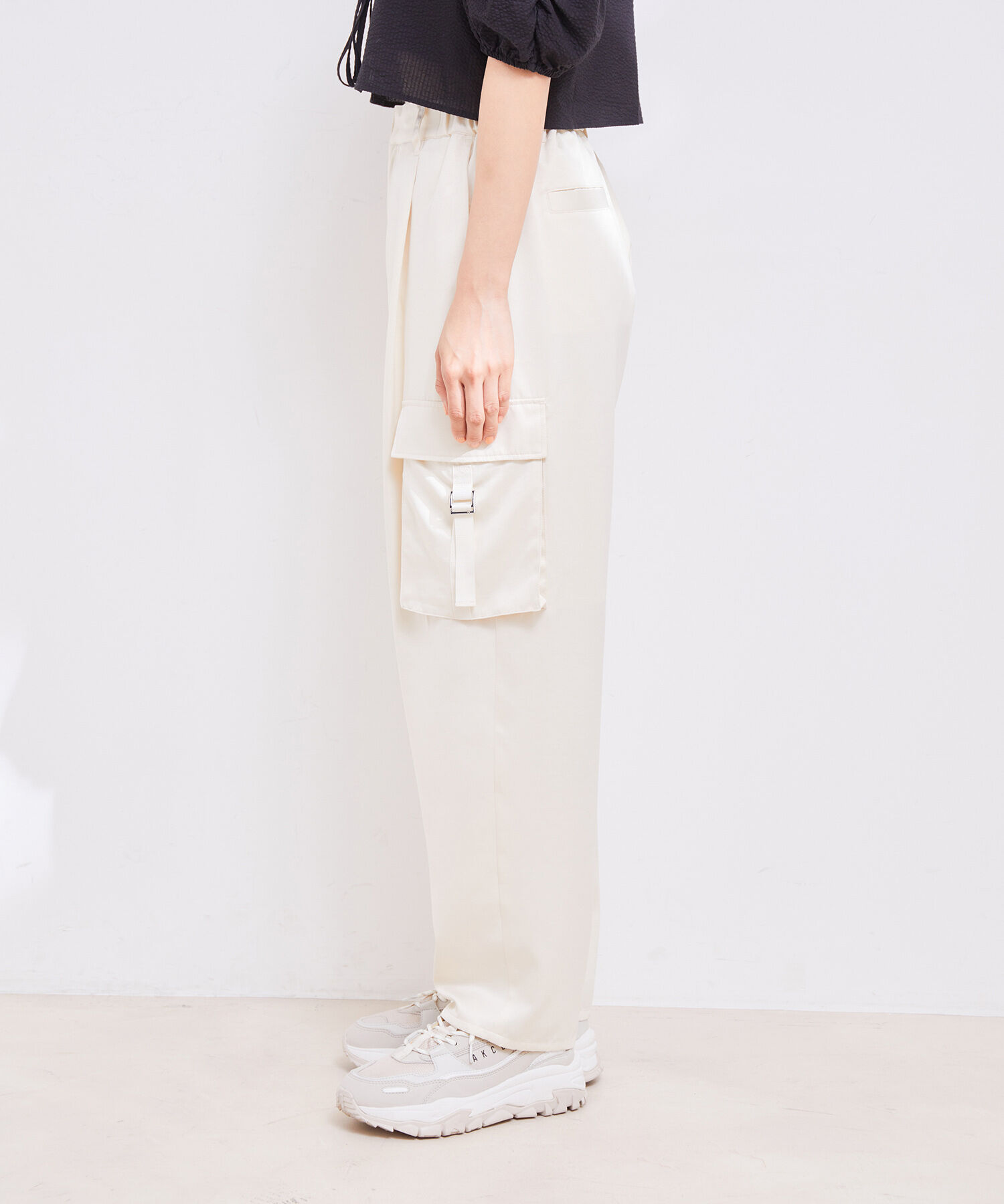 VIS「【接触冷感・洗える】サテンカーゴパンツ」|カーゴ|