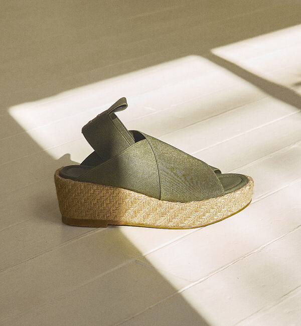 AU BANNISTER「【軽量】エラスティックベルトウェッジソールサンダル」|サンダル|カーキ