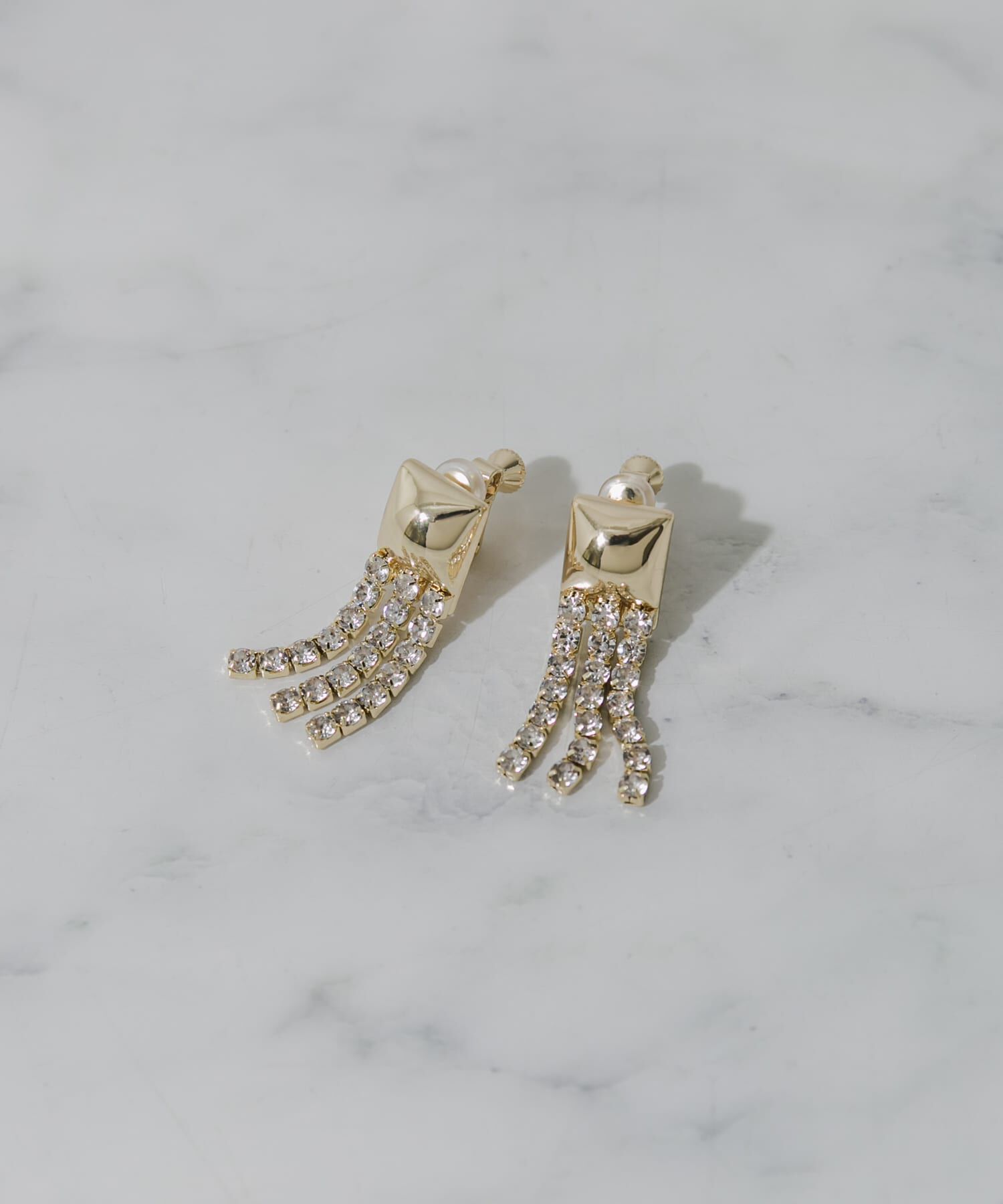 SMELLY「メタルスクエアビジューチェーンイヤリング」|イヤリング|ゴールド