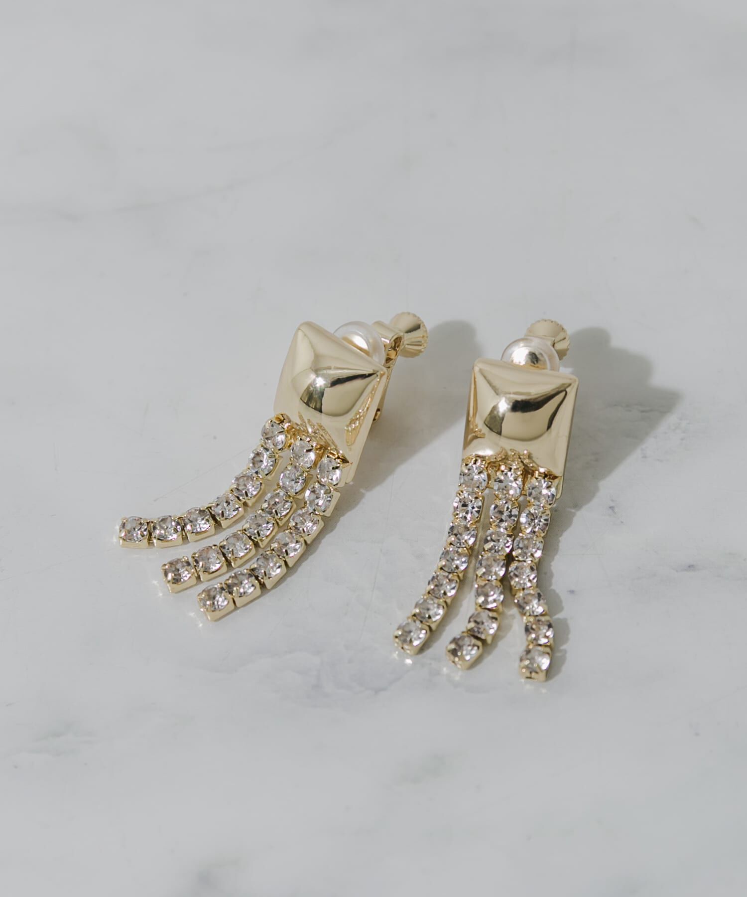 SMELLY「メタルスクエアビジューチェーンイヤリング」|イヤリング|