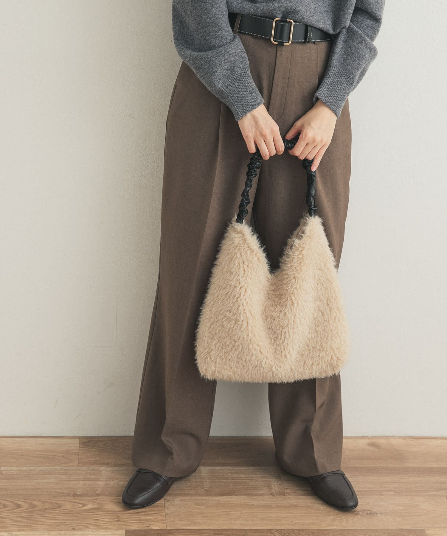 URBAN RESEARCH DOORS「ファーハンドルバッグ」|トートバッグ|アイボリー