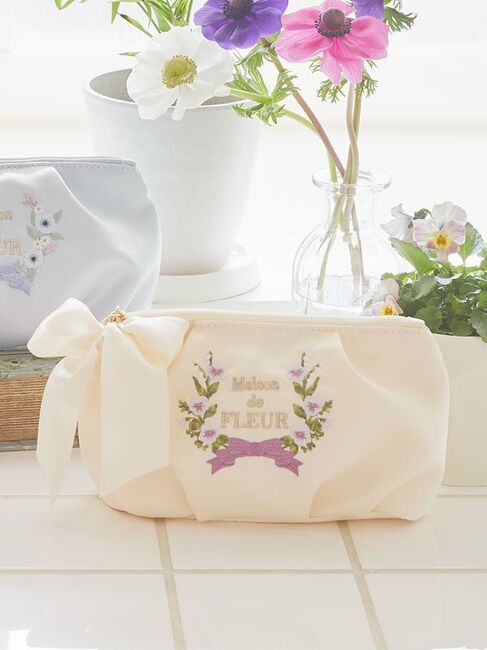 Maison de FLEUR「フラワー刺繍ポーチ」|ポーチ|アイボリー