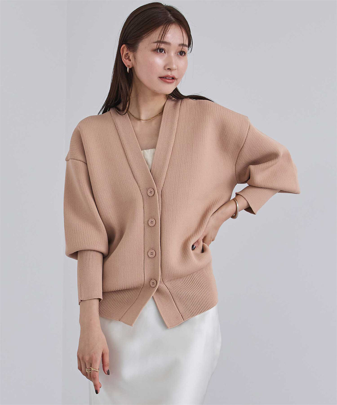 ur's「スポンディッシュVネックニットカーディガン」|ニット・セーター|ピンクベージュ