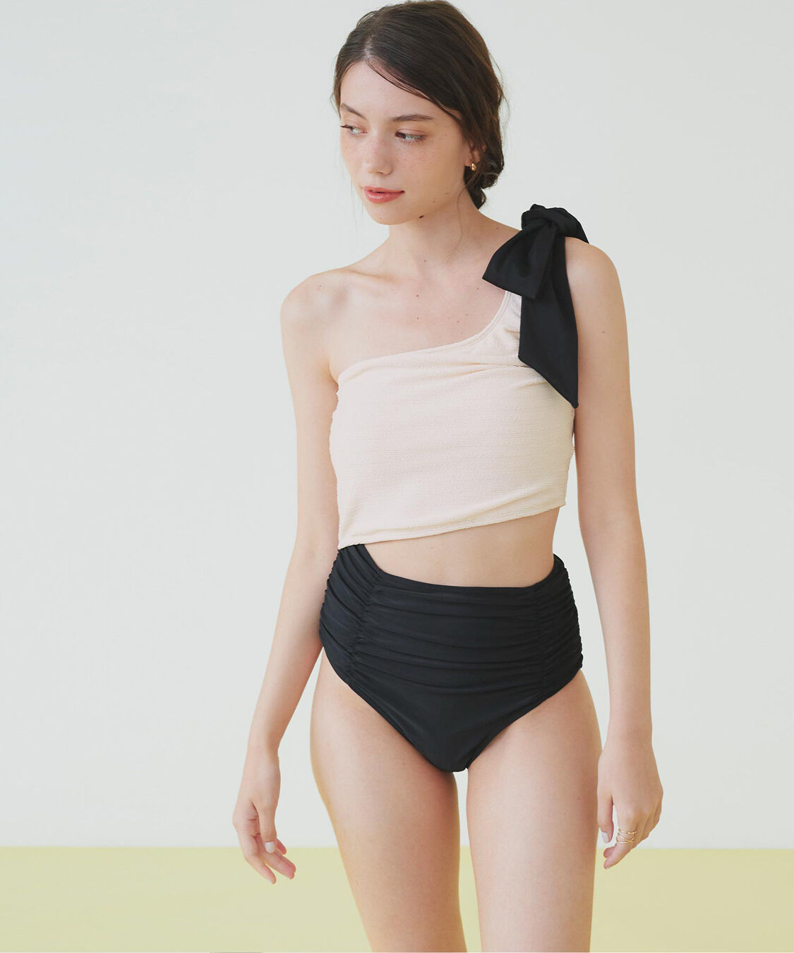 SEA DRESS「ワンショルダーカットアウトワンピース」|ビキニ|ｵﾌﾎﾜｲﾄ/ﾌﾞﾗｯｸ