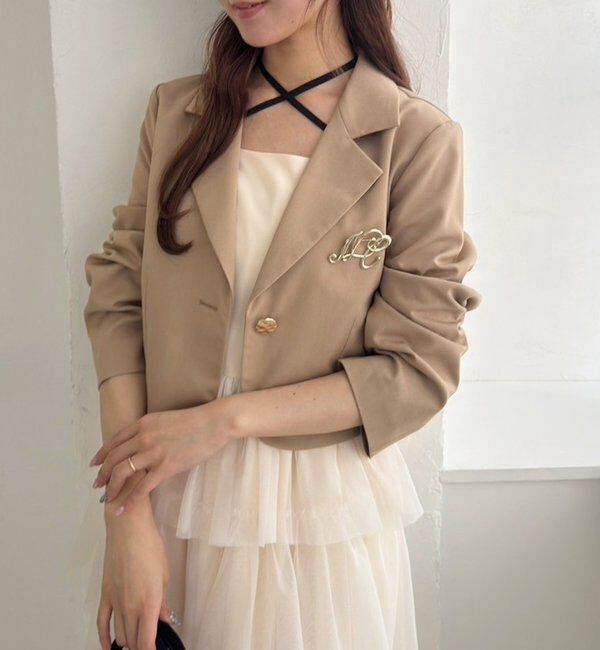  「ブローチ付きショートテーラードジャケット」|ノーカラーコート|ベージュ