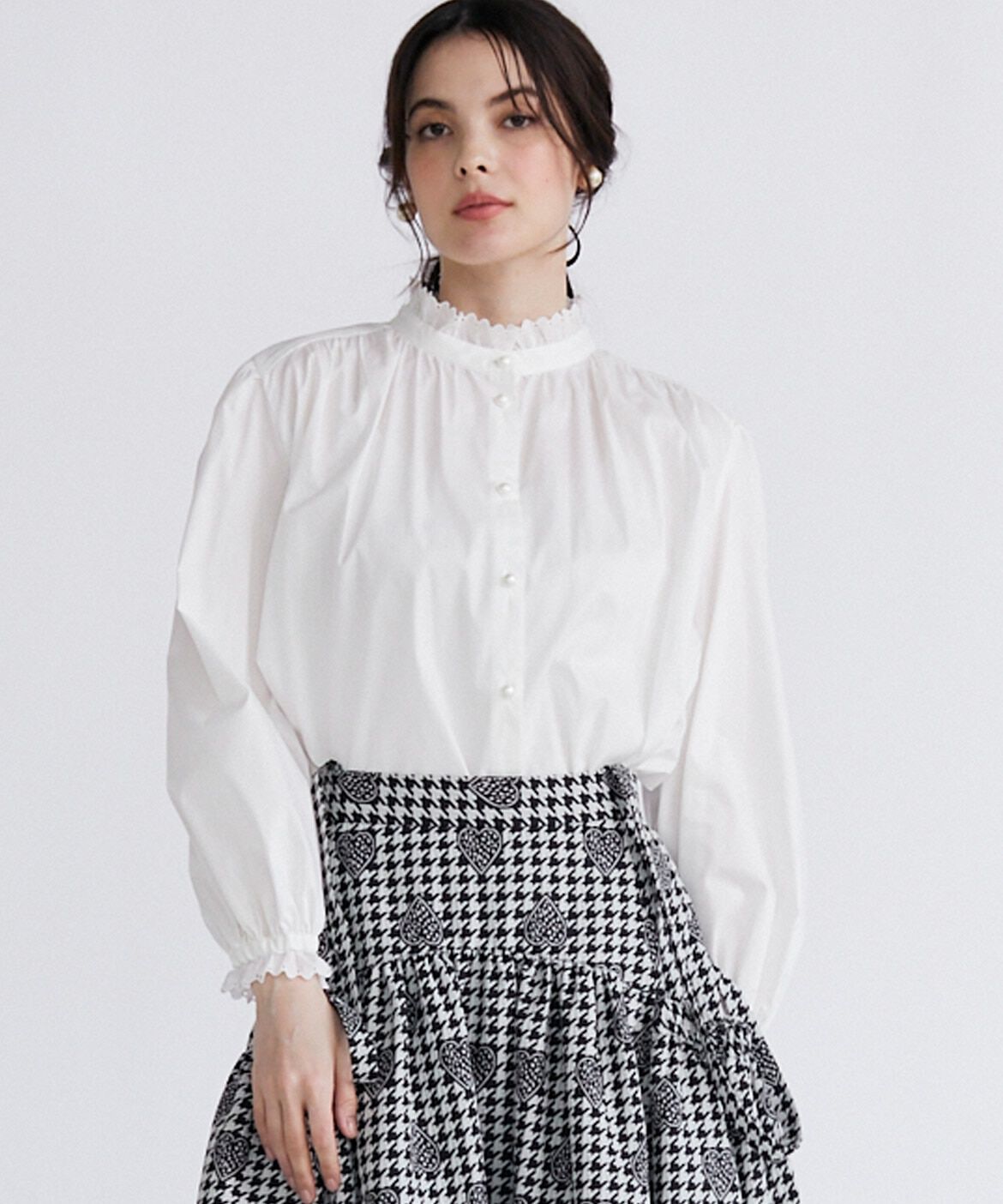 Maglie le cassetto「《プラスサイズ》スタンドフリルボリュームブラウス」|シャツ・ブラウス|ホワイト