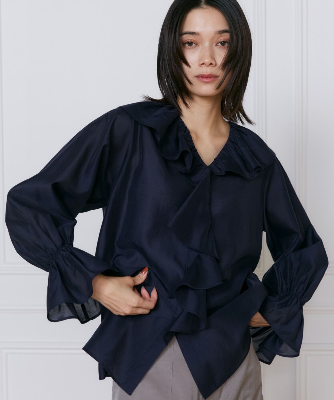 INED「シャイニーローンフリルブラウス」|シャツ・ブラウス|ネイビー