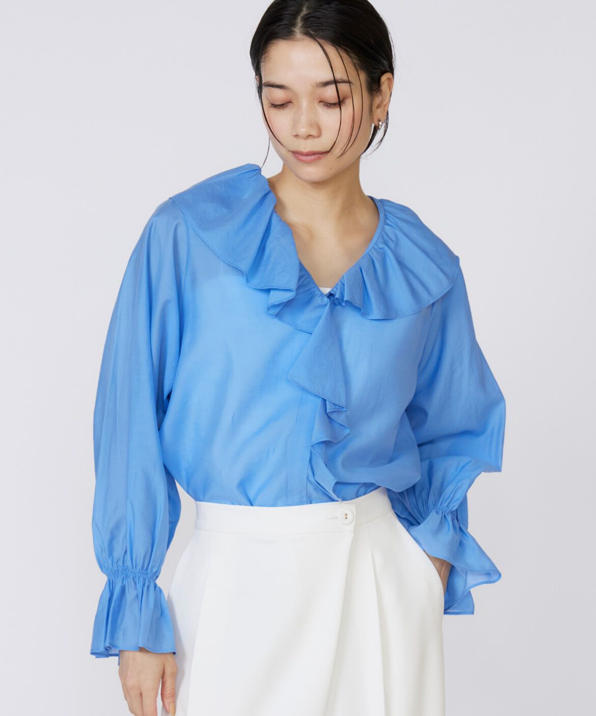 INED「シャイニーローンフリルブラウス」|シャツ・ブラウス|ブルー1