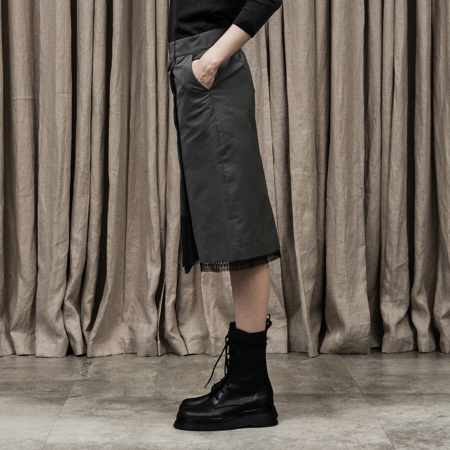 UNTITLED「ベーネグログランペンシルスカート」|スカート|ディープグレー(01