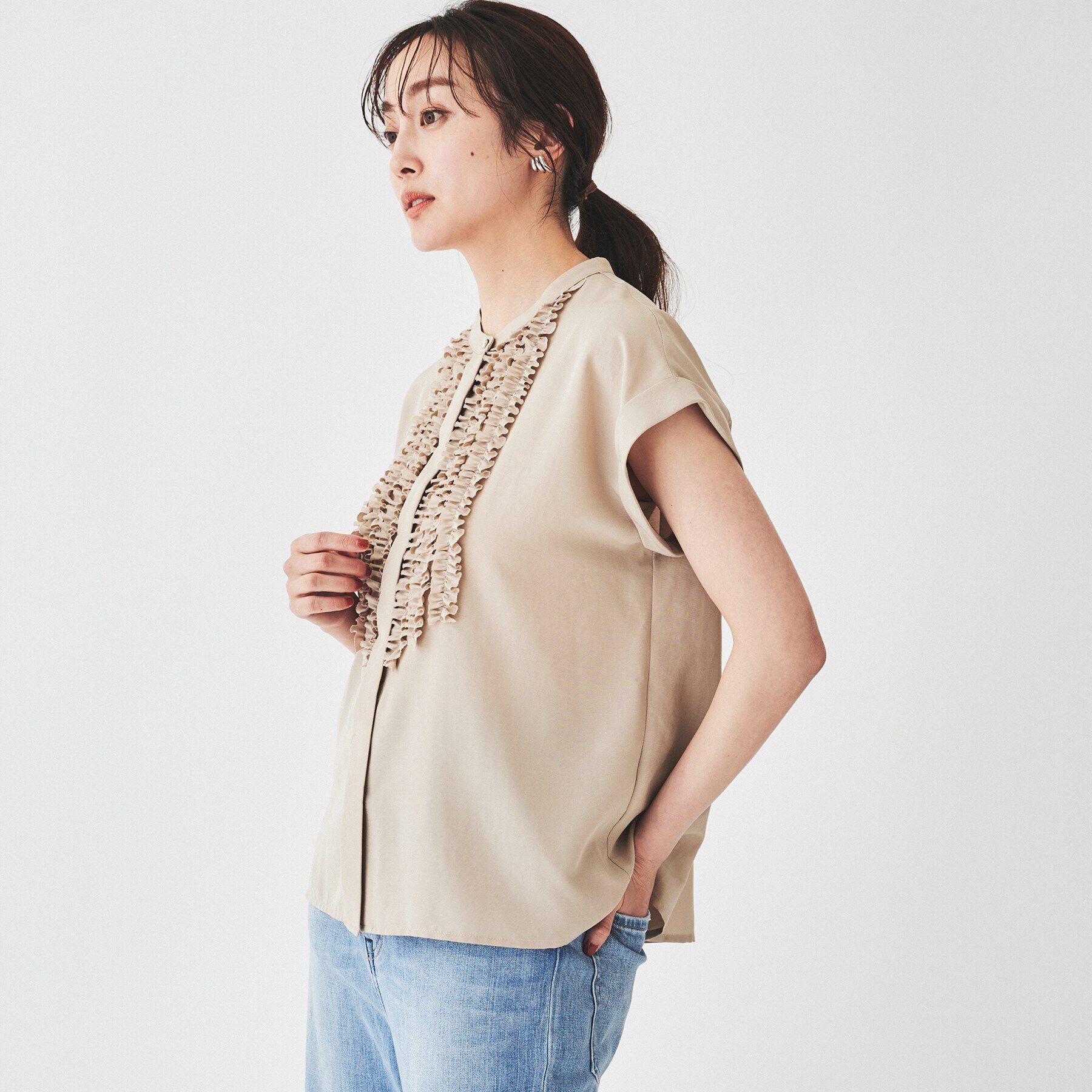 UNTITLED「【華やか／夏ブラウス】半袖フリルブラウス」|シャツ・ブラウス|ピンクベージュ(05