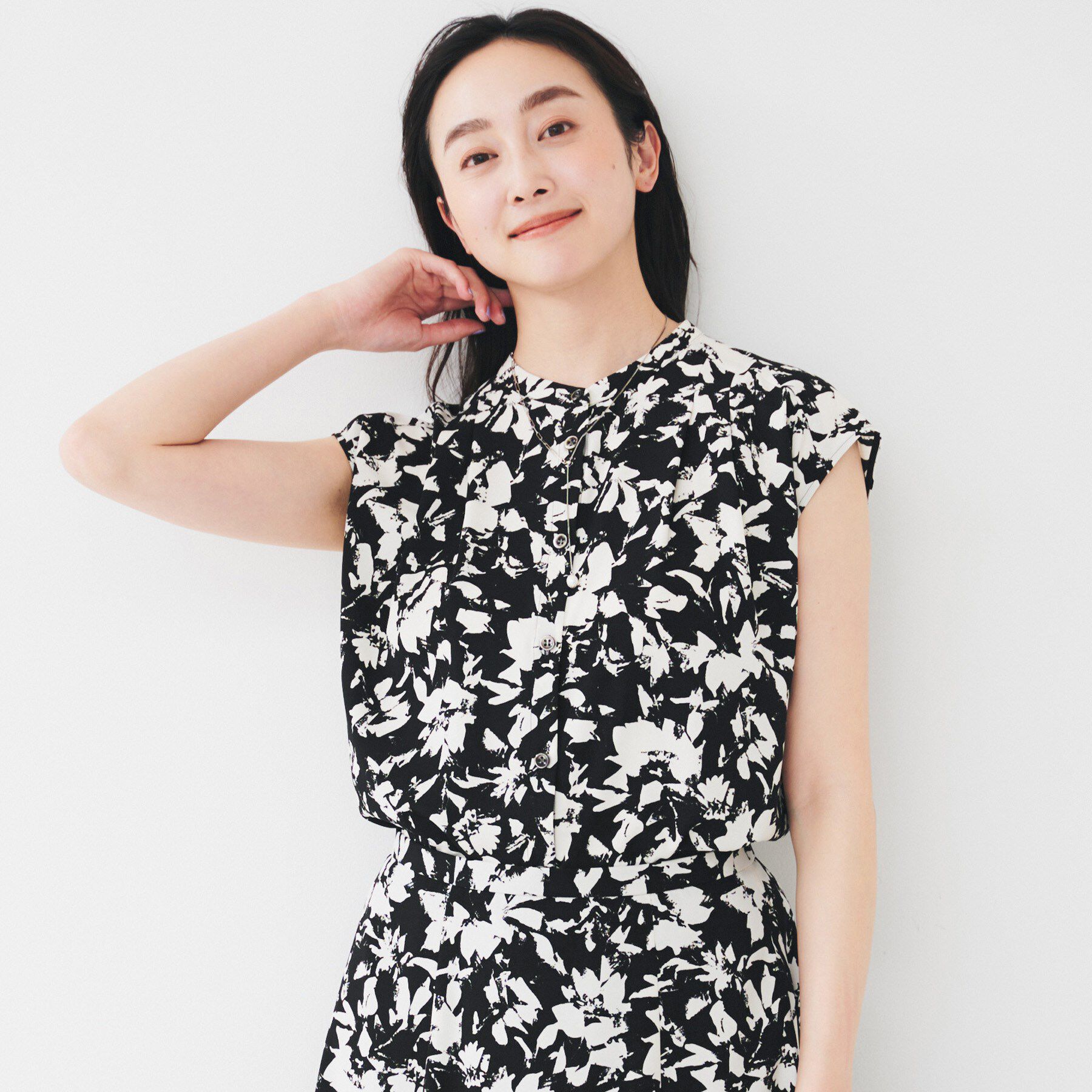 UNTITLED「【セットアップ可/洗える】モザイクフラワー柄ブラウス」|シャツ・ブラウス|ブラック(119)