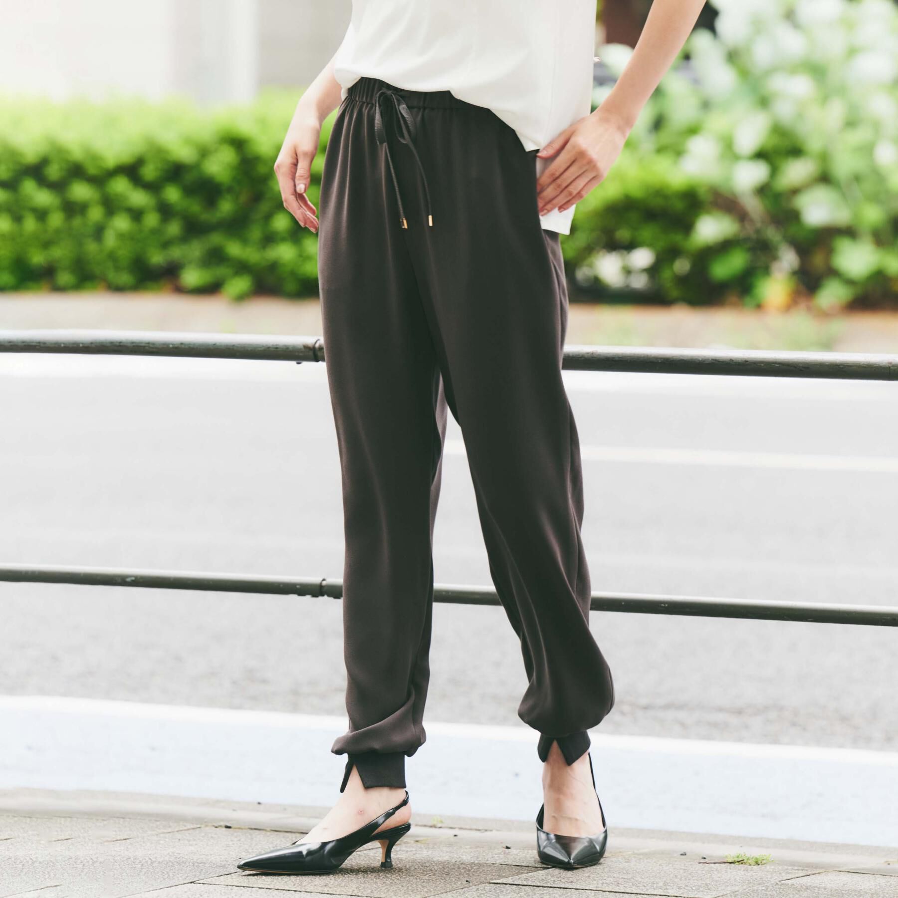 UNTITLED「【吸水速乾/ウエストゴム】バックサテン ジョグパンツ」|その他|ブラウン(044)