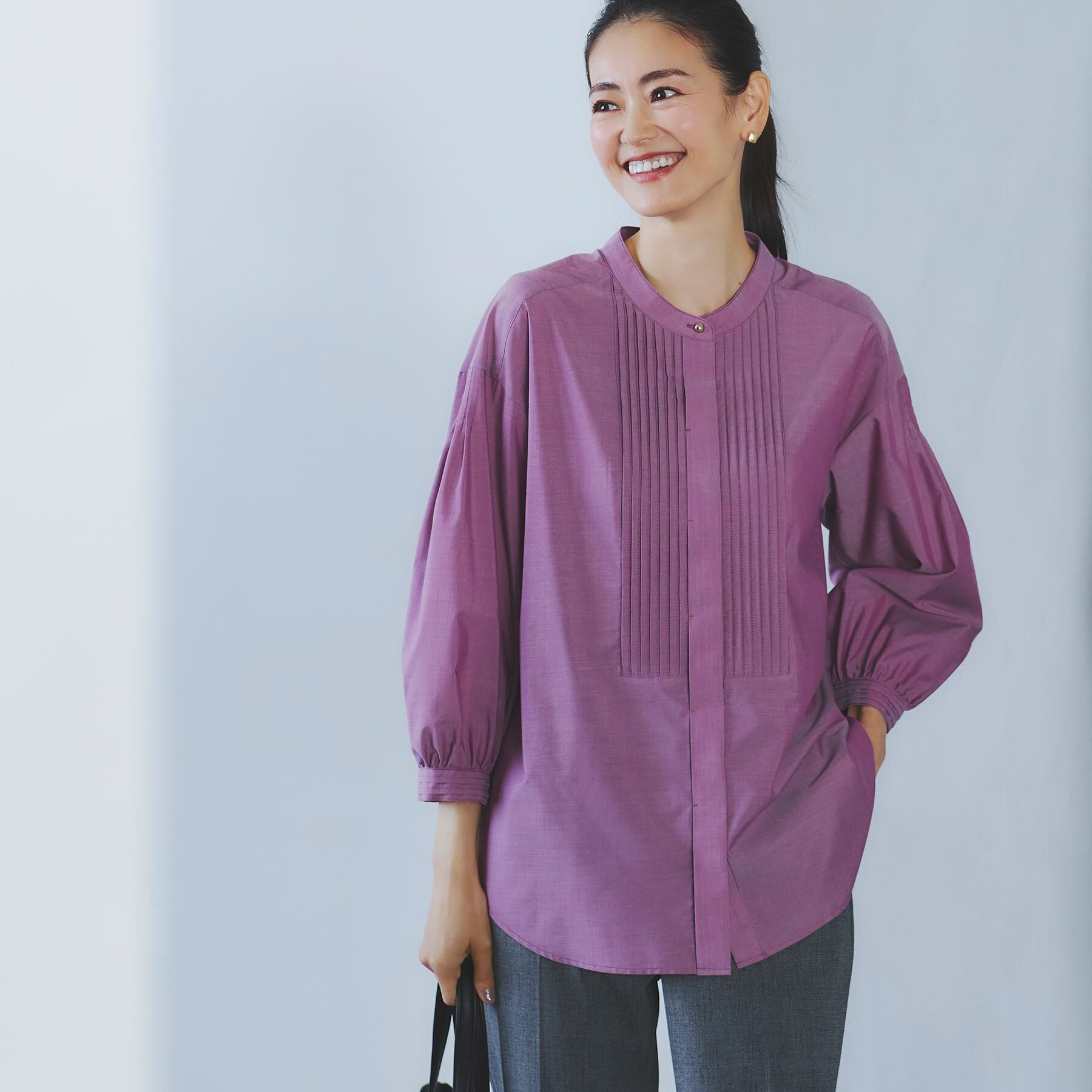 Reflect「【程よいゆとり感／体型カバー】ピンタックデザインシャンブレーブラウス」|シャツ・ブラウス|ピンク(074)