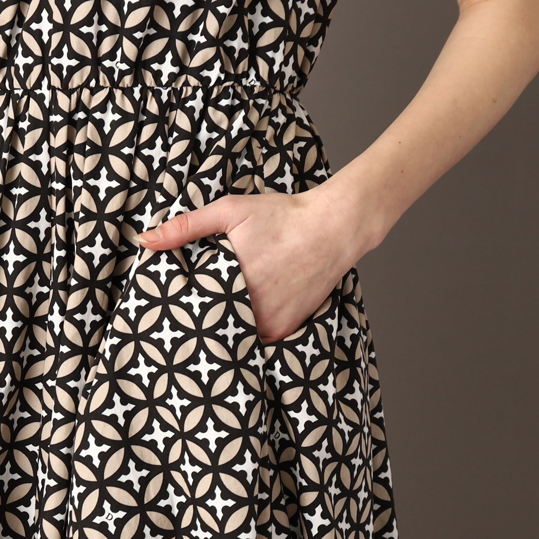 DRESSTERIOR「オーバーラップサークルノースリーブワンピース」|ワンピース|